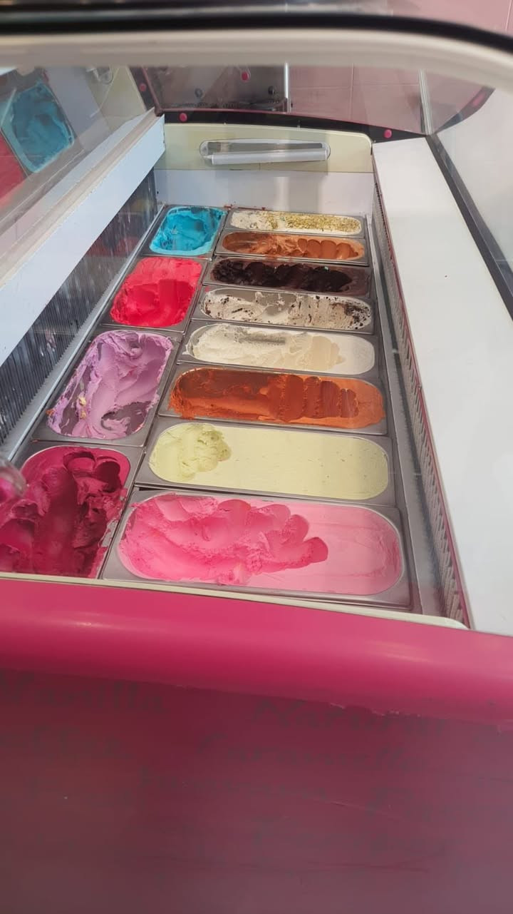 السلام عليكم  من رخصة الادمن عارضة ايس كريم ايطالي  ١٣ بلانك للاستفسارالاتصال على الرقم ***********
