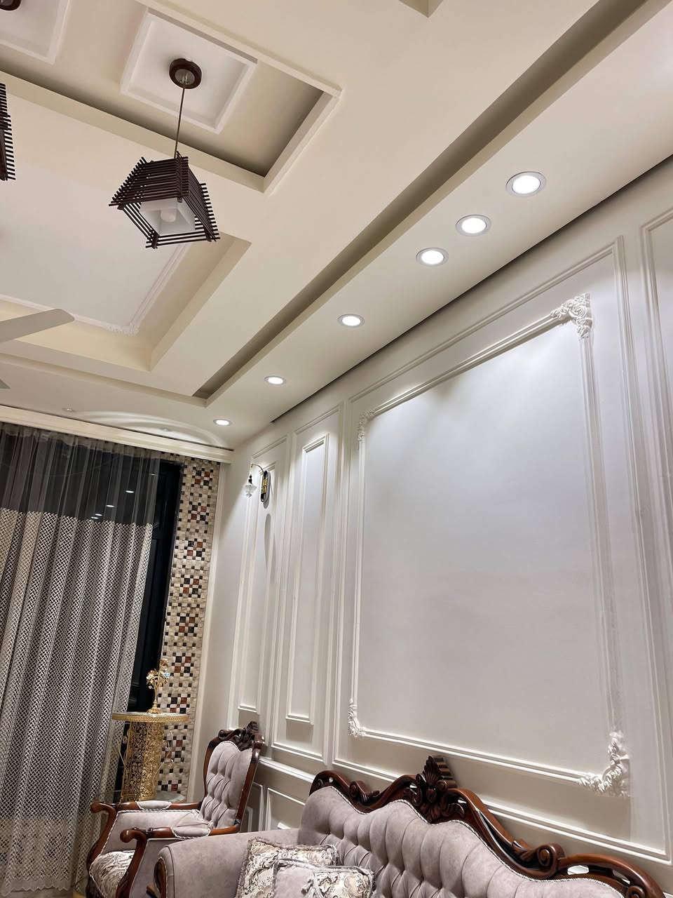 دار مساحه 300م حديث درجه اولى بمحله 809 بجانب الضريبه يحتوي 5 غرف نوم وصاله ومطبخ وحولي كبير السعر على الخاص *********** ناطق الحميري للعقار بيع نقد فقط
