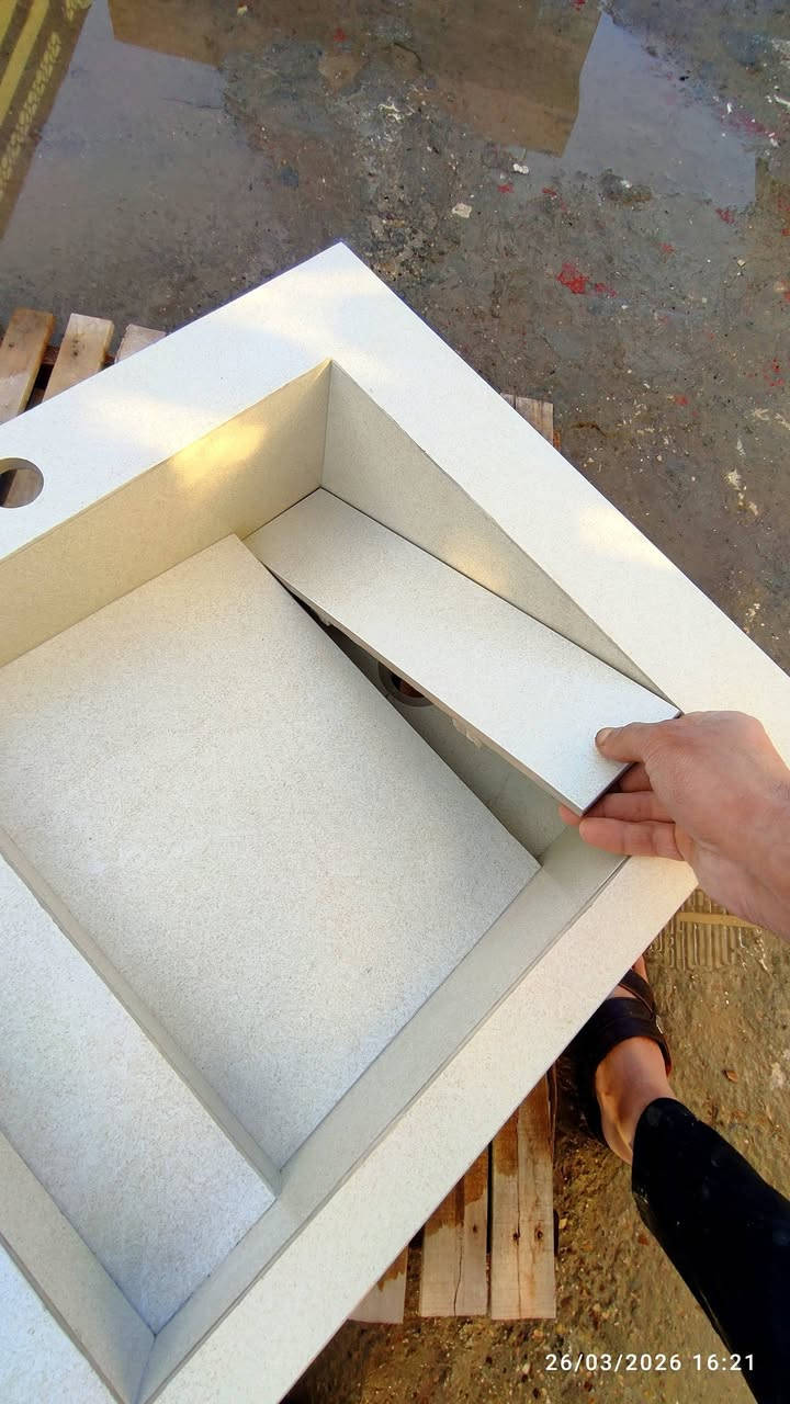 بِسْمِ اللَّـهِ الرَّحْمنِ الرَّحِيمِ 
 ﴿ وَأَحْسِنُوا إِنَّ اللَّهَ يُحِبُّ الْمُحْسِنِينَ ﴾

✨ مغسلة "الزاوية الملكية" ✨
تصميم هندسي مميز بشكل شبه منحرف يعطي لمسة عصرية وأناقة مختلفة لأي مكان 🔥
📏 القياسات: ارتفاع 25 سم
عرض 50 سم
طول 61 سم
🔹 المميزات: ▪️ درج جانبي عملي لوضع الصابون أو أي مستلزمات ثانية
▪️ فتحة الخرطوم من الجانب لسهولة التركيب وترتيب أفضل
▪️ تصميم داخلي واسع وسهل التنظيف
▪️ خامة قوية تتحمل الاستخدام اليومي وتدوم
🏭 معمل الأخوين: :"التفاصيل الصغيرة هي اللي تصنع الفرق الكبير… واحنا أهل التفاصيل."
📌 ملاحظة: ننفذ جميع التصاميم حسب الطلب وبأي قياس تحتاجه

📞 للاستفسار والمعلومات راسلنا خاص
واتساب ***********
               ***********

https://www.facebook.com/share/1CSZgZLsjg/
https://www.instagram.com/a_4esi?igsh=eGppcWZkenc1d25t
#معمل_الاخوين
#مغاسل
#مغاسل_حديثة
#تصميم_داخلي
#ديكور
#ديكور_منازل
#ديكور_عصري
#تصميم_عراقي
#صناعة_عراقية
#منتج_عراقي
#تفصيل_حسب_الطلب
#جودة_عالية
#شغل_نضيف
#ابداع
#حديث
#sink
#modern_sink
#bathroom_design
#home_design
#interior_design
#luxury_design
#custom_made
#handmade
#home_decor
#minimal_design
#trending
#fyp
#foryou
#viral
