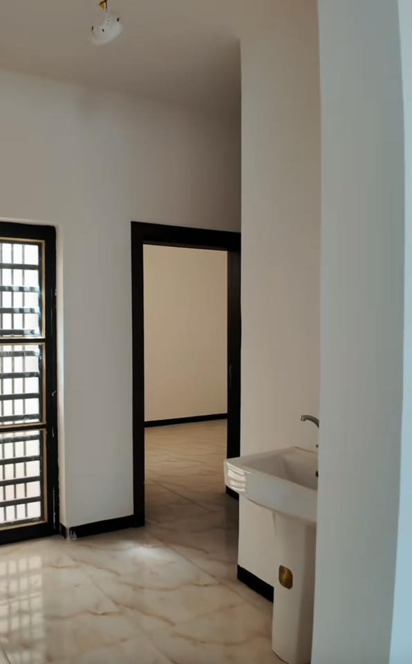 دار للبيع في مجمع الكفل السكني
الدار غير مسكون وجاهز  المساحة 200 متر طابق واحد . يحتوي على مطبخ كبير وصالة كبيرة  مع حمام للضيوف مفتوحة على الهول غرفتين نوم مناور عدد 2  وحمام  كبير و طارمة وحديقه مع ملحقات الدار مغسله عدد ٢ وتانكي ماء وماطور ، السعر ٣٠ مليون مع مجال بسيط وبقية المبلغ يسدد للمصرف للتواصل ‭٠٧٧٢ ١٠٣ ٣٨٨٢‬
