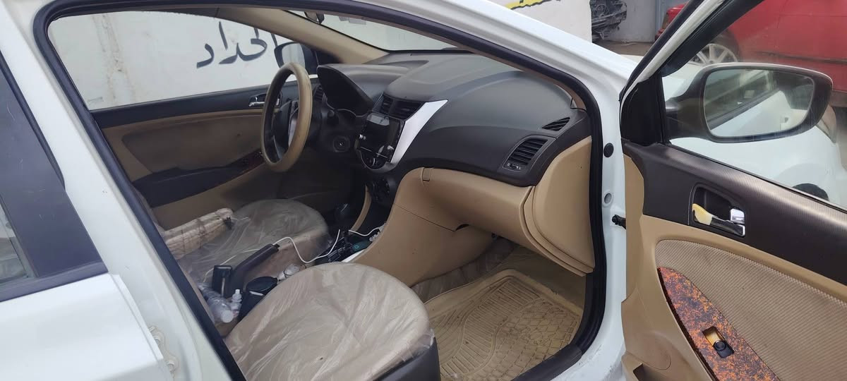 اكسنت 2011
سياره فول محرك 16
كابون مسجل 
سياره بسمنه
قطعتين صبغ بدون دواخل شرط
تبريد تدفئه شغال ***********. ***********
مكاني موصل الايسر
