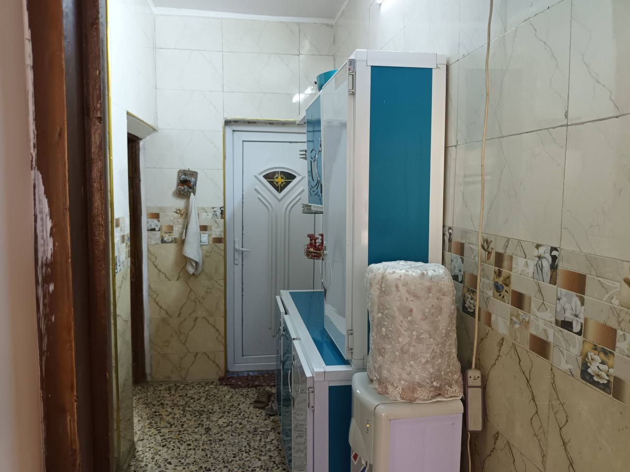 بيت 120 متر يحتوي على وحدتين سكنيه مفصول الطابق الأول عن الثاني 3 غرف نوم زائد استقبال زائد 3 حمامات ومطبخ عدد 2  البيت نظيف جدا  العنوان حي الجهاد الالفين مقابل سوق الأمانة شارع زنجيل للإستفسار الاتصال على الرقم ***********
