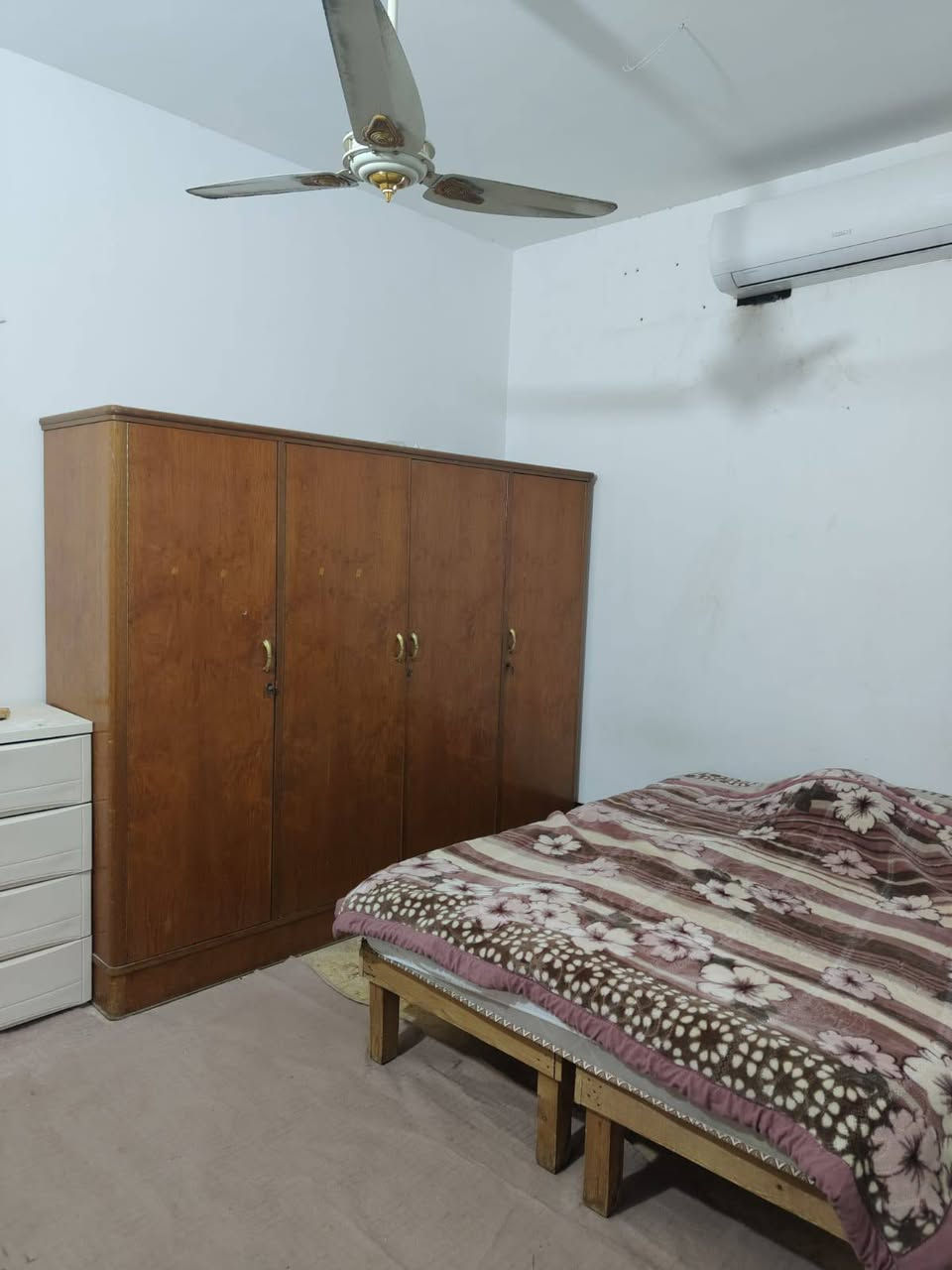 بيت للبيع في حي السلام شارع المطبات شارع عشره قريب ع الشارع 100متر طابق ونص بناء جديد للأستفسار ***********
