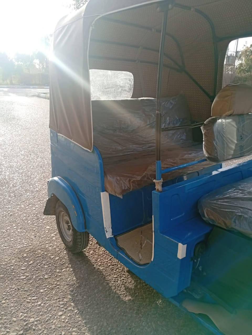 السلام عليكم تكتك للبيع موديل 20شهر 12 سنويه الكشره مكفوله من الصبغ والمعجون المحرك مجفت بس بوشه وبستم شركه تخم تاير جديد كهربايات كلها شغاله المكان ميسان المجر الكبير الرقم الهاتف ***********
