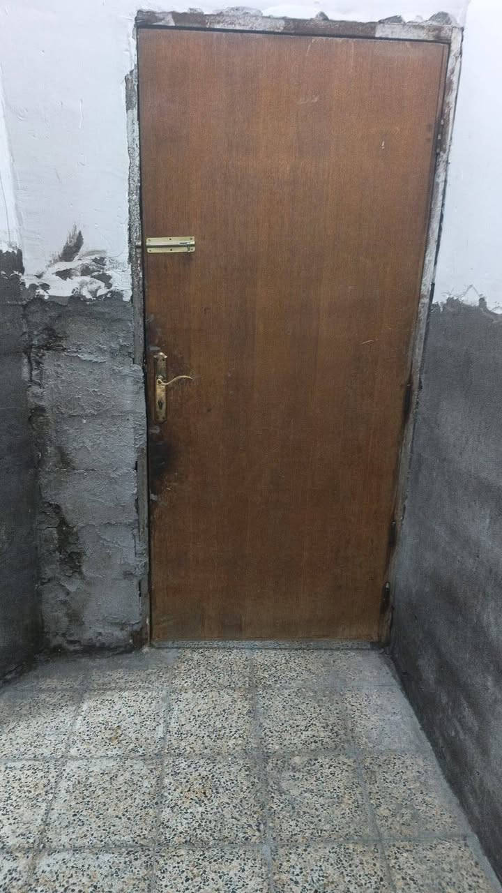سلام عليكم عندي باب خشب نظيف وزاويه بيهن ع مترتين  بيهن ه متر العدد٦ وشباب مال غرفه وباب حديد مع جرجوبه ليرديهن يتفضل خاص وهذا رقمي بصره الشعيبه ***********
