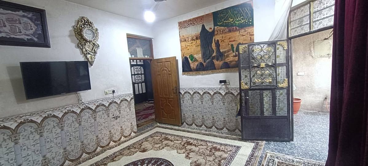 السلام عليكم بيت للبيع المساحه 105 مربع يحتوي على استقبال ومطبخ وغرفه وصاله موقعه مدينه الصدر شارع الصيانه قطاع 0 قرب نور الحلاق 
للاستفسار ***********
