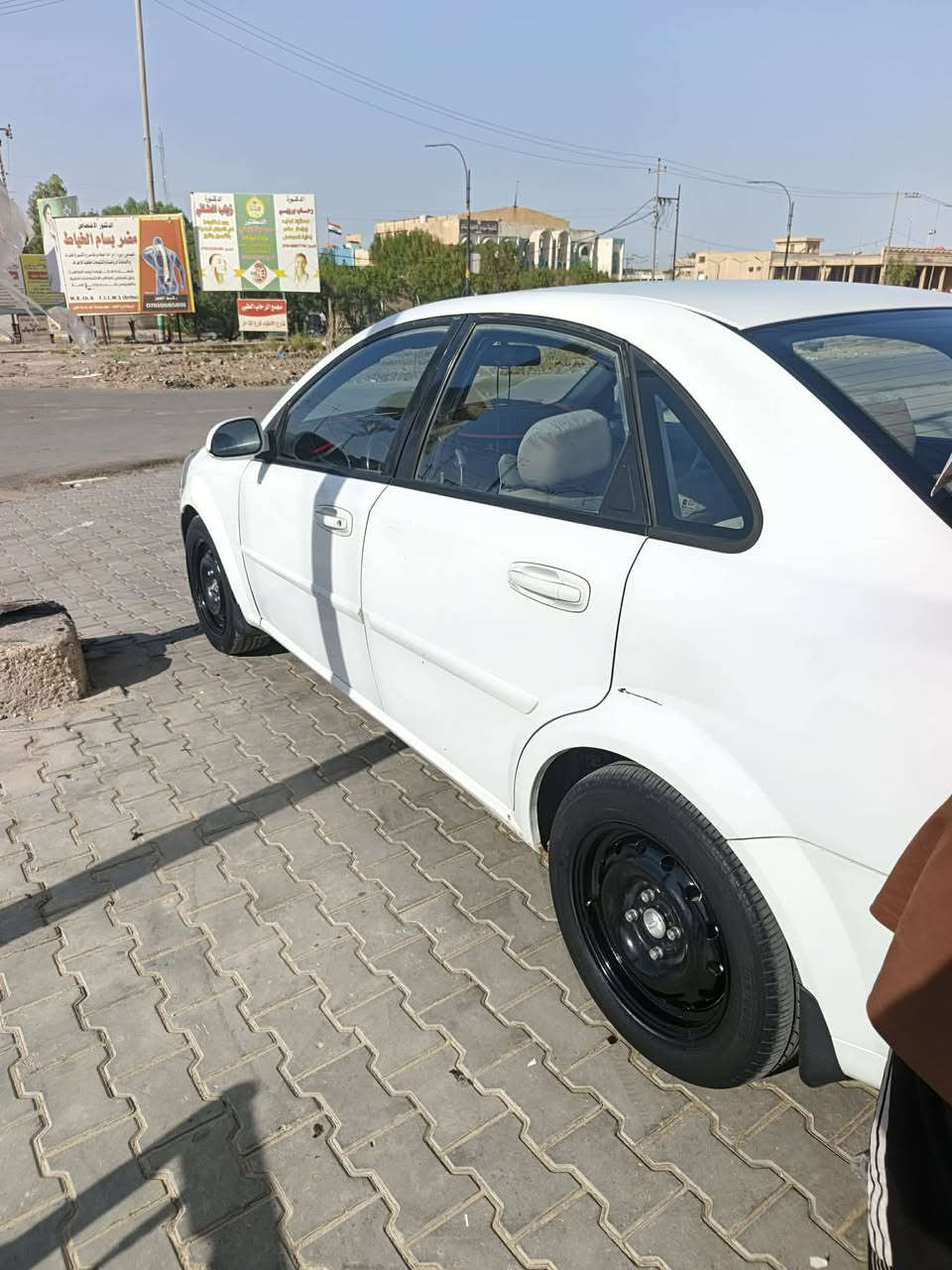 سلام عليكم اوبتره البيع فقط مديله ٢٠١٤ مابيه ضربه بيه بس الجنطه مبدله وبيه بارد بل باب المامي سعره ٧٧ وبيه مجال ***********
