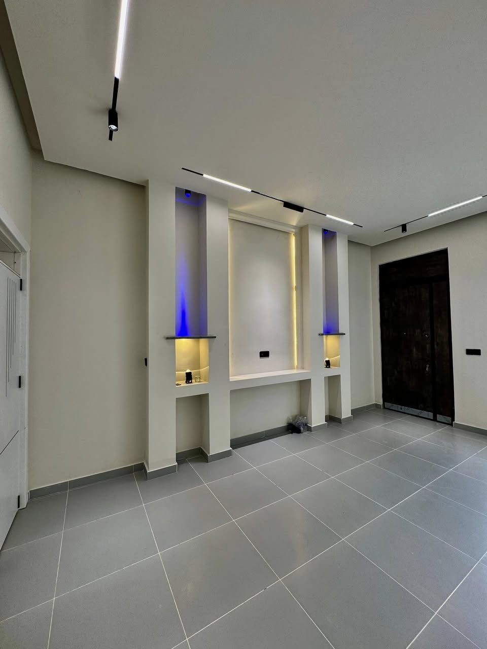 🏠#دار_للبيع   100متر واجهيه 6متر نزال/16متر
بناء طابق ونص  حديث 

يحتوي البيت. ع[ 2 غرف نوم -استقبال -صحيات  صالة- ومطبخ] البيت شغل درجة اولى 

مع الخدمات[ماي-كهرباء-تبليط]

🔴ملاحضه البيت جاهز للسكن 🔑

⬅️نوع العقار  طابو زراعي سند 25 اقرار محكمه 

⬅️العنوان #بغداد_الدوره_البوعيثه   

       مجمع السلطان ألثالث

🔴للاستفسار  خاص او الاتصال ع  الرقم ***********
