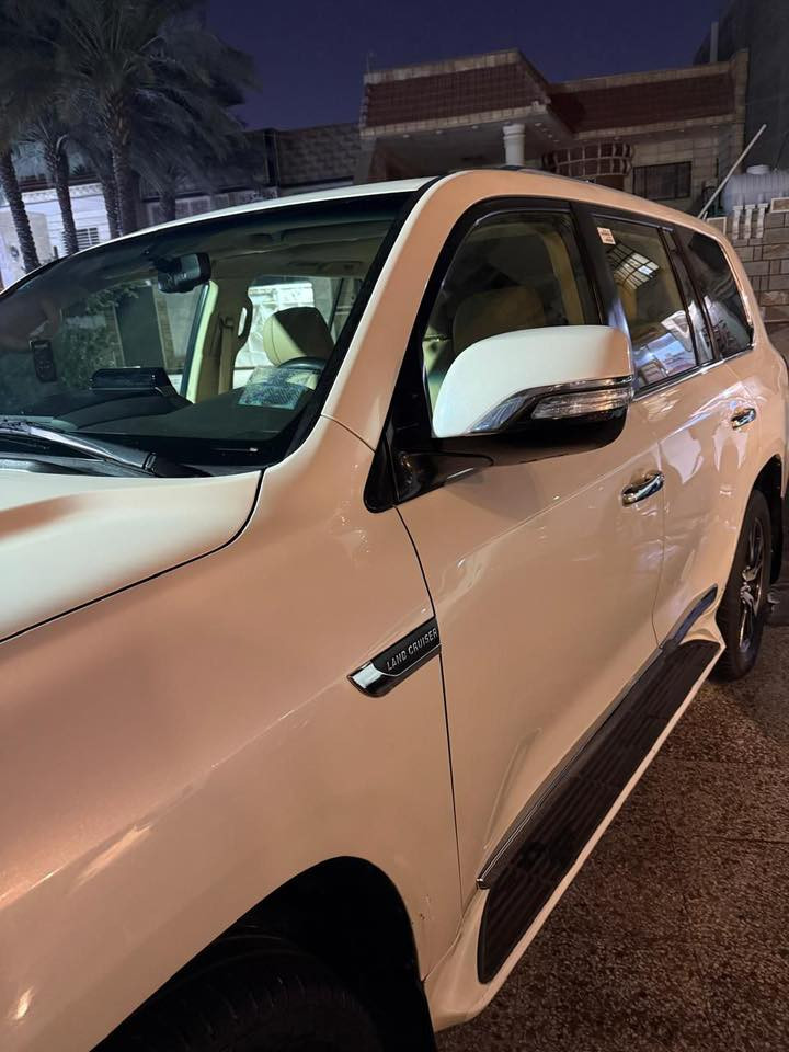 السلام عليكم 
لاندكروز 2016 بريم اصل 
ماشية 61  الف 
مواصفات البريم
كراسي كهرباء 
فتحة سقف 
شاشة 
DVD 
لايت LED 
بك لايت LED 
دبل ماوس 
تحكمات ستيرن 
حساسات امامي خلفي 
مري شفط + قلاب
ثلاجة وسطية 
كشنات وداخل بيجي أصل 
6 سلندر
السيارة مكفولة من الصبغ عدا طكت طوبة عدنة وهتكت على الهوك المشدود على الشاصي  البظهر تاير السايق وعندي صور الة جاملغ صار بي بارد اصبع واضح
السعر 43 الف وبيها مجال نشأللة 
 مكاني بغداد المشتل رقم الهاتف  ***********
