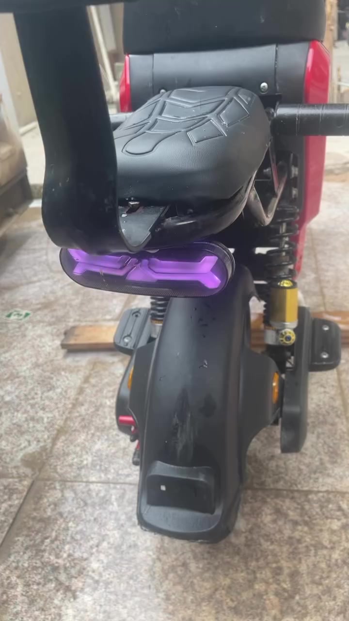 سلام عليكم دراجه R9للبيع موديل 2026الدراجه نقص برغي مابيهه كامله و كلشي شغال بيه بطارياته 32امبير كبار شرط الفحص الدراجه  عارضه ب 475 المكان البصره الزبير للتواصل ***********
