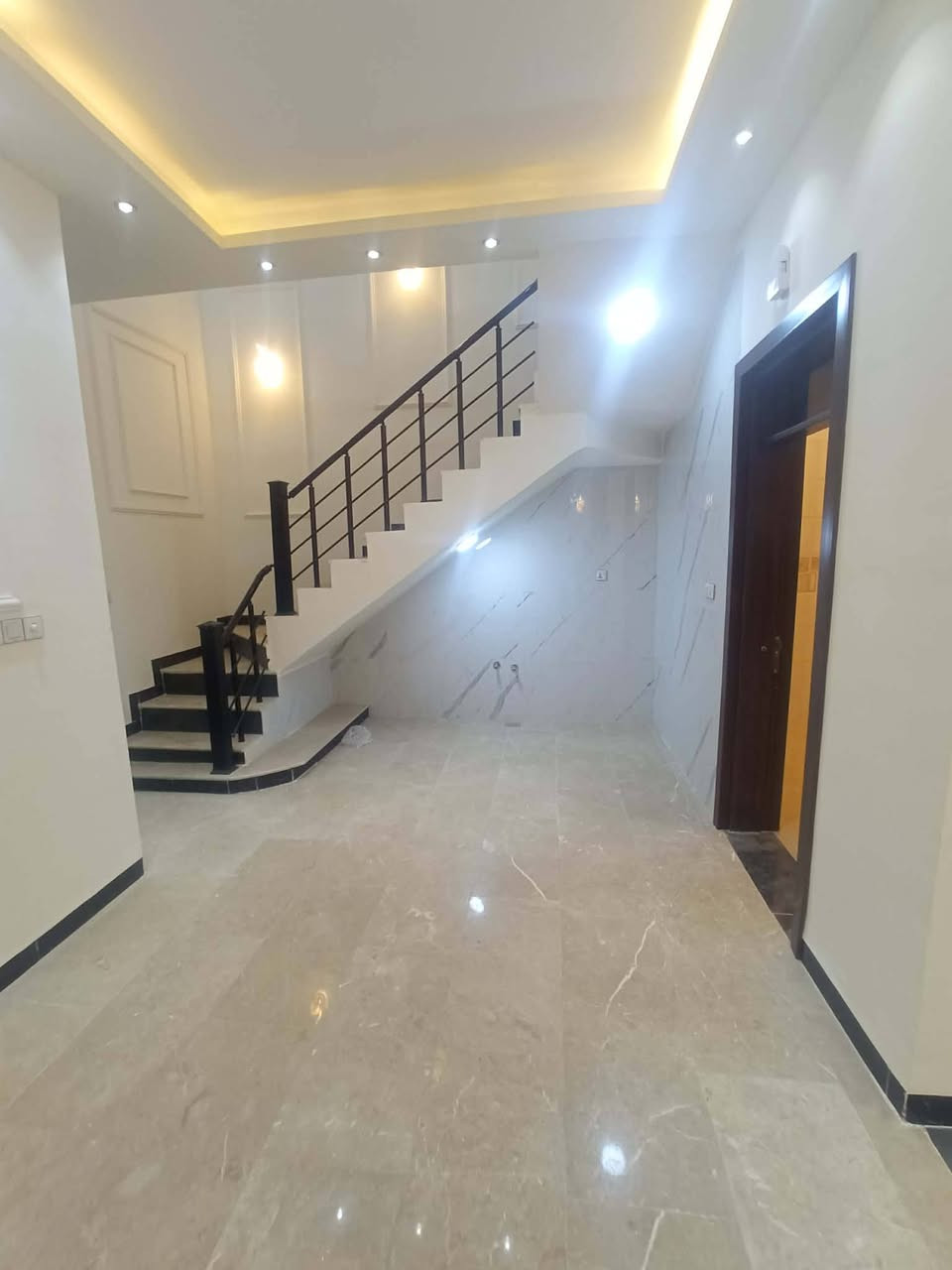 بيت في كربلاء شارع بغداد عامود (12) سايد الدخول المساحة 100م يحتوي على 4 غرف نوم وستقبال وصالة ومطبخ والصحيات طابقين بناء درجة الأولى سند 25 
للأستفسار سيد احمد للتسويق العقاري  ***********
