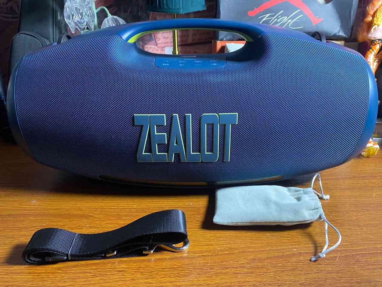 مكبر صوت لاسلكي محمول من نوع Zealot S89. 
قوة الصوت: يتميز بقوة صوت ضخمة تبلغ 250 وات (RMS) أو 300 وات كحد أقصى، مع مضخم صوت مدمج لتجربة صوت غامرة. 
البطارية: يحتوي على بطارية بسعة 48000 مللي أمبير في الساعة، مما يوفر وقت تشغيل طويل ويسمح باستخدامه كبنك طاقة لشحن أجهزتك الأخرى. 
الاتصال: يدعم تقنية بلوتوث 5.3 لمدى اتصال يصل إلى 10 أمتار، بالإضافة إلى مدخلات AUX و USB و TF Card. 
المميزات: مقاوم للماء بتصنيف IPX6، ويأتي مع حزام كتف لسهولة الحمل، ويحتوي على أضواء RGB ملونة


**إذا كنت صاحب هذا الإعلان وتريد حذفه لأي سبب، رجاءا أرسل رسالة إلى الدعم الفني**