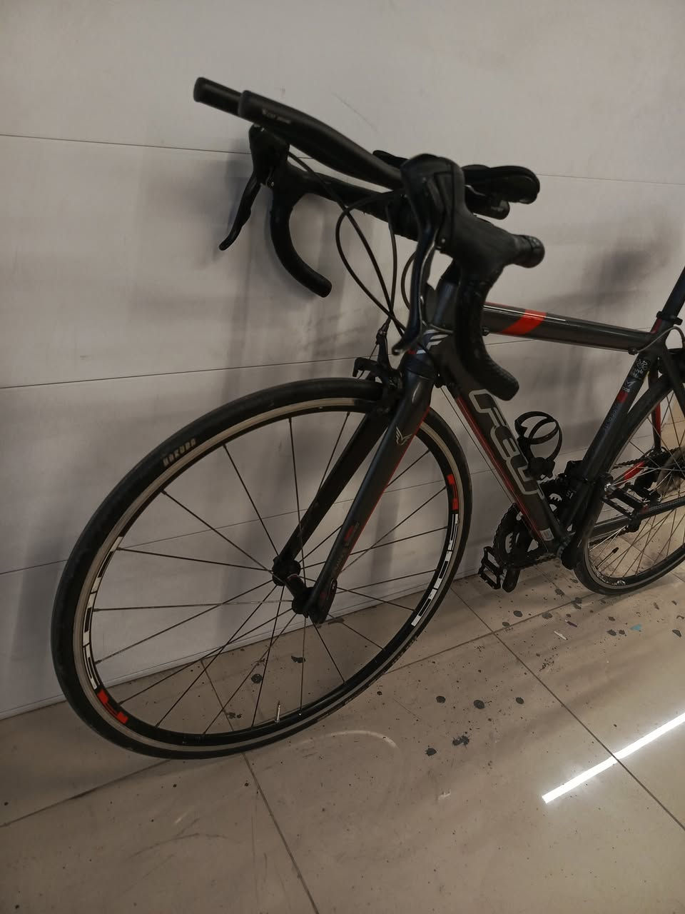 سلام عليكم
بيع فقط رجأ أعتذر عن المراوس 

بايسكل رود للبيع ماركت FELT الغنيه عن التعريف

السستم بل كامل سورا

حجم الفريم 48

حجم الوياله 25*700

العكرب 2*9

الماشه مالته كاربون فايبر

الويل الامامي H500

الويل الخلفي FELTالاصلي

البطيخه الخلفيه6بنط صوت عالي 

البايسكل كامل مكمل ماناقصه اي شي

السعر325 وبي مجال 

مكاني بغداد شارع فلسطين 

الرقم***********
