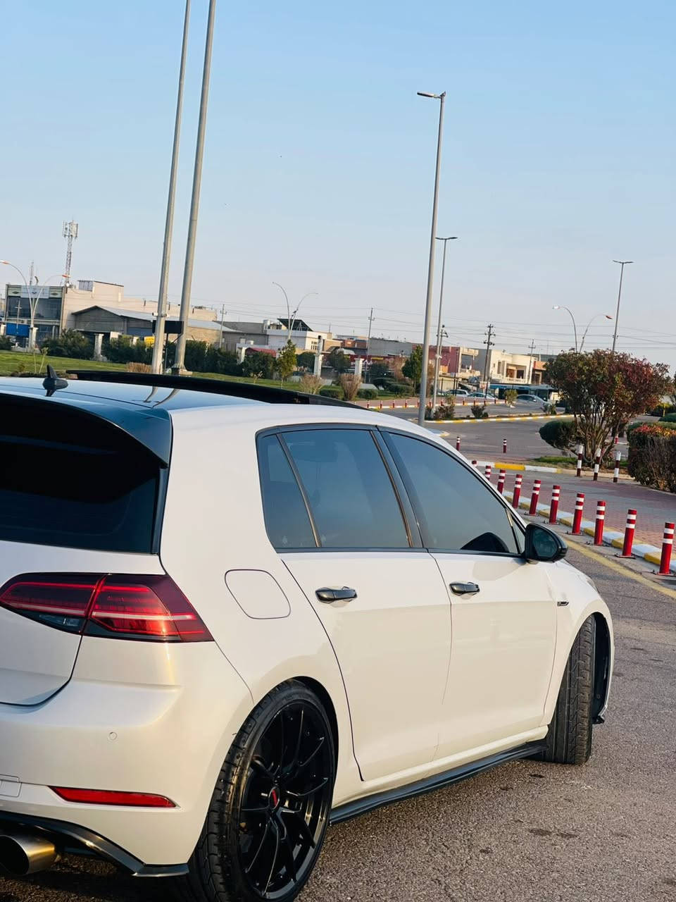 .                   گۆڵف ئاڕ خەلیجی ۲٠۱۹

۲ پارچە سبوخە بێ ژۆرێ سەیارەکە نموونەیە لەجوانی کامل جوانکاری بۆنید کاربۆن ویلی رایس لەفی سپۆڕت باڵی ستایل ئەمریکی سەرەگزۆزەکانی مارکەی APR بەرمەجەی ٥ ماپی لەسەرە سەیارەکە دینارەک مەسرووفی تێدا نیە زۆر خاوێنە لەبۆ تفاسیلی زیاتر پەیوەندی بکەن بە رەقەمە(***********) واتس ئاپی لەسەرە
