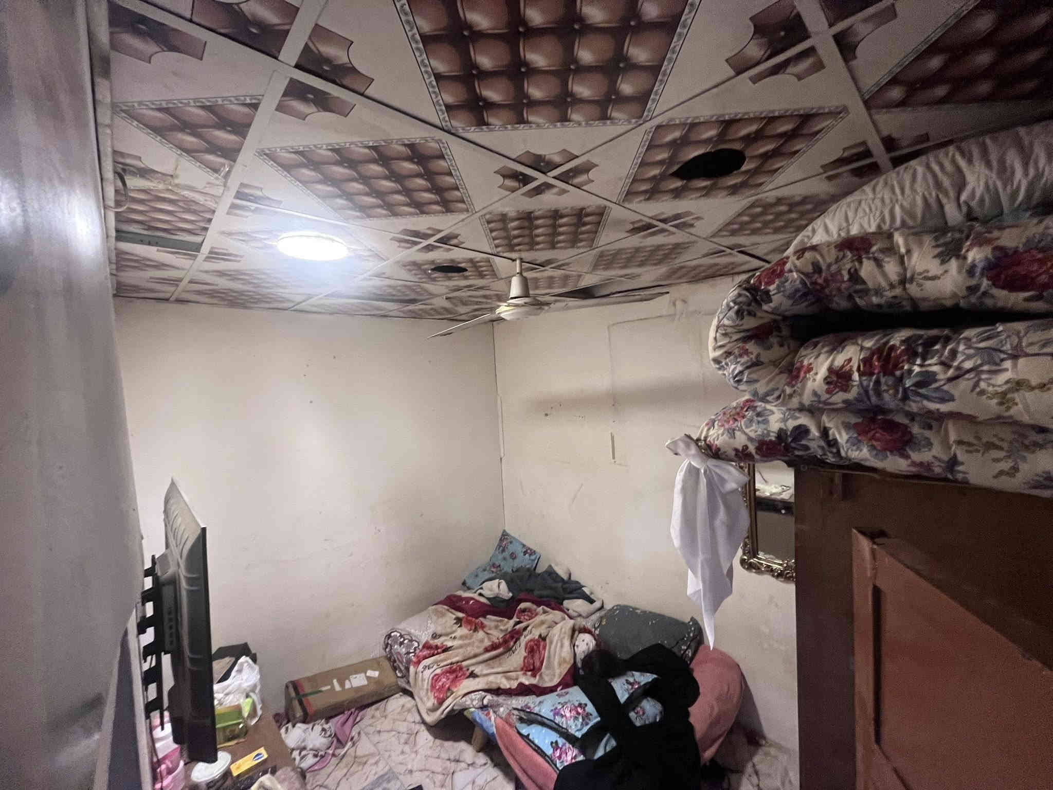 بيت 🏠 للبيع  بغداد الغزاليه.   مساحه ٢٨٠يحتوي عله ٥غرف نوم  زائد مطبخين وكل غرفه بيهة سويت وحديقه رقم ***********
