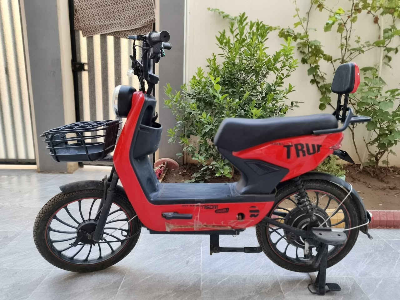 السلام عليكم ماطور للبيع مستخدم 5 أشهر يحتاجله بطاريات فقط سعر 120 بي مجال للتواصل ***********
