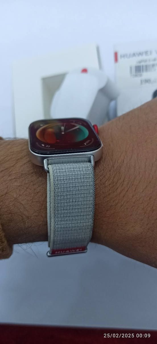ساعة هواي وج فت 3 للبيع
مواصفاتها معروفة واذا اتريد تعرفها ابحث عليها باليوتيوب، مواصفات عالمية قياس معدل ضربات القلب وبيه اكثر من 50 تمرين ومقاومة للماء والغبار، وغيرعا من المواصفات 
***********
