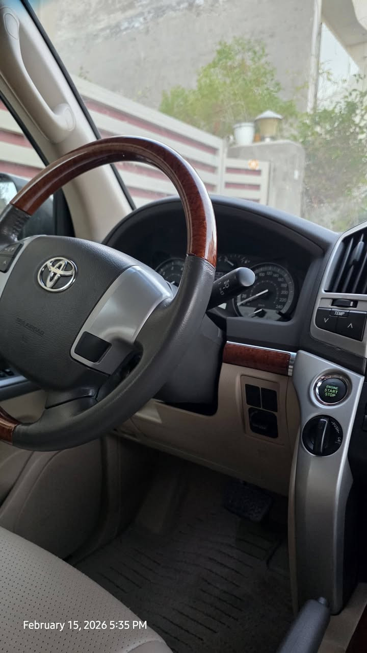 السلام عليكم لاندكروز ٢٠١٣ جديدة جدا ماشية فقط ٨٥ الف كيلو رقم بغداد هاتف ***********
