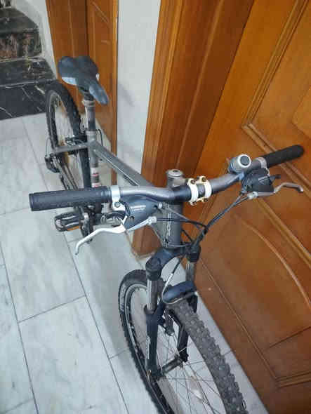 دراجة Merida MTB للبيع
الموديل: Merida Matts 10
النوع: جبلية (Mountain Bike)

المواصفات العامة
هيكل (Frame): ألمنيوم قوي وخفيف الوزن

المقاس: مقاس متوسط – مناسب لمعظم الأطوال

النظام: 21 سرعة

المغيّرات (Shifters): Shimano

الديراتور: Shimano

الفرامل: فرامل جنط (V-Brake) أمامية وخلفية

الشوكة الأمامية: نظام تعليق أمامي (Front Suspension) لتخفيف الصدمات

الإطارات: Merida مقاس 26 إنش

الجنطات: ألمنيوم خفيف

الكرينك: ثلاثي

الكراسي والمقود: قياسي بحالة جيدة

البدالات: بلاستيك مقوّى

الحالة
الدراجة بحالة جيدة

الإطارات بحالة ممتازة

مناسبة للطرق الوعرة والمدينة

السعر : 250 الف 🔥
شارع فلسطين خلف بانزين خانة المهندسين ***********
