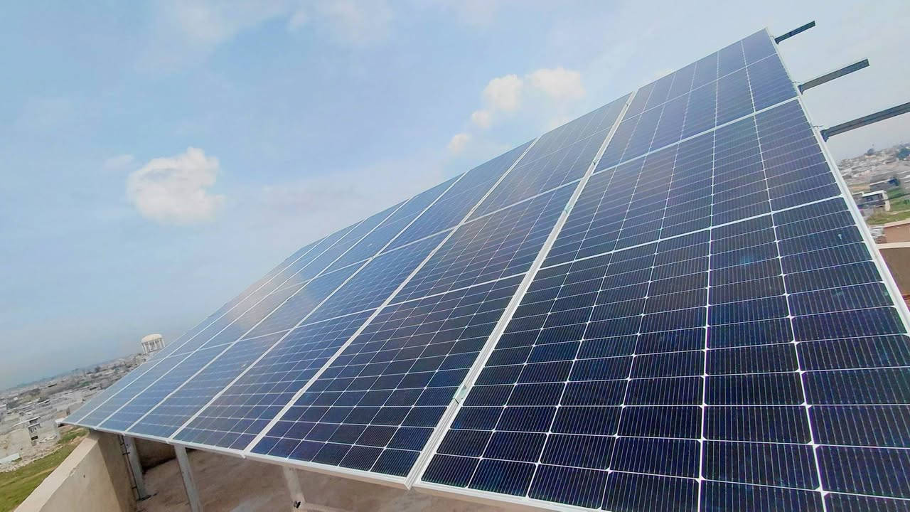 🚨 مع شركة روژ للطاقة الشمسية  تقود التحوّل! ⚡🌞
📍 من موقع العمل – #موصل 
🗓️ الثلاثاء 24/ 3 / 2026
في ضربة جديدة تعزز موقعها في القمة، يعلن مكتب روژ للطاقة الشمسية عن تنفيذ مشروع نوعي ضخم تمثّل بـ تحويل منزل جاسر الجبوري   في #موصل  إلى منظومة #طاقة #شمسية متكاملة، تمنح كهرباء مستقرة، صامتة، وموثوقة على مدار 24 ساعة.
⚡ تجهيز 
🔹 30 أمبير نهاري
🔹 15 أمبير ليلي
🔋 النتيجة؟
✔️ استقرار كامل بالكهرباء
✔️ تقليل جذري للاعتماد على الشبكة والمولدات
✔️ توفير مالي مستمر على المدى الطويل
🚀 باستخدام أحدث تقنيات High Voltage، هذا المشروع مو مجرد تركيب…
هذا تحول حقيقي نحو الاستقلال الطاقي.
🌞 مواصفات المنظومة العملاقة:
▪️ 14 لوح Longi بقدرة 640 واط
▪️ ضمان الألواح: 15 سنة
▪️  إنفرتير Deye حجم 12 كيلو واط 
▪️ 1 بطارية ليثيوم بسعة 300 امبير  الولا 
✨ روژ للطاقة الشمسية… مو بس ننفذ مشاريع، نصنع فرق حقيقي على أرض الواقع.
🔥 إذا تريد:
كهرباء 24 ساعة + هدوء + توفير حقيقي
فأنت تحتاج قرار واحد فقط… والباقي علينا.
📞 احجز استشارتك الآن:
👷‍♂️ مهندس قيدار
*********** – ***********
👤 سلام سلو
*********** – ***********
#روژ_للطاقة_الشمسية #HighVoltage #طاقة_نظيفة
#شاريا #شيخان #أربيل #بعشيقة #هولير #العراق #دهوك #duhok #Erbil #mosul #موصل #نينوئ #Iraq #طاقة #الشمسية #solar system
