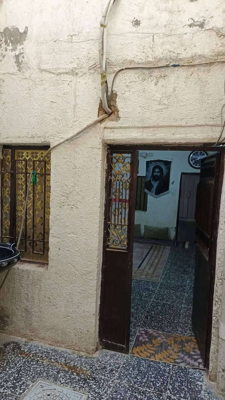 نص قطعة ٧٢ متر فس مدينة الصدر قطاع ١٧ قرب الساحه طابق ونص 
الطابق الاول صاله ومطبخ وغرفة نوم وصحيات 
الطابق الثاني بيتونه وغرفة نوم ترميم عام ٢٠٢٣ 
البيت باسمي تحويل مباشر 
السعر ١١٥ وبي مجال 
للاستفسار  *********** متوفر واتس اب بغداد, العراق
