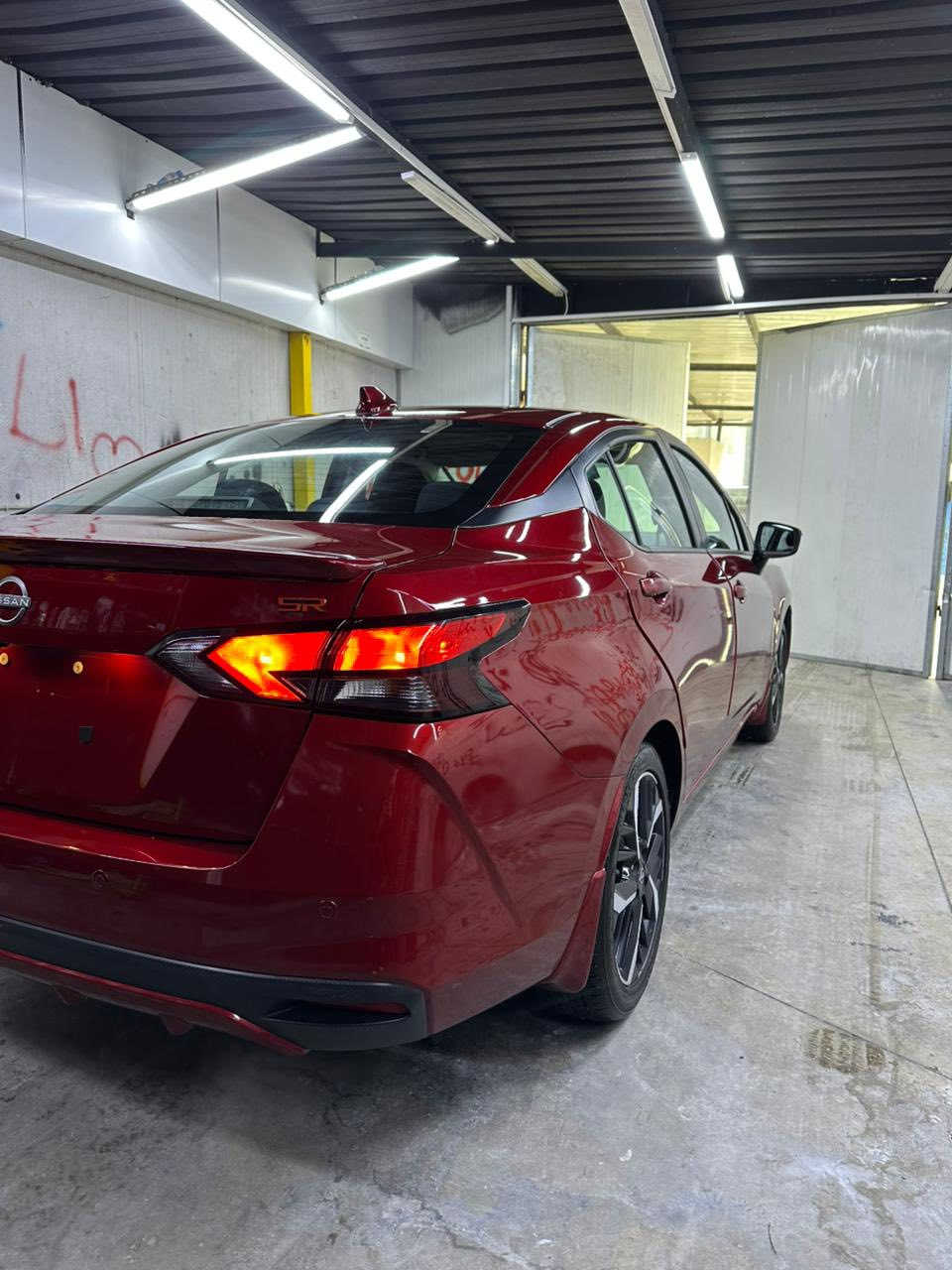 نيسان فيرسا 2024 SR فول مواصفات 🚘
• ماشية: 11 الف فقط
 • بونيت +جاملغ صبغ بدون شاصي شرط
ايرباك ستيرين وبرده مرجع بلادي

📋 المواصفات:

 • شاشة كبيرة مع Apple CarPlay / Android Auto
 • شاحن لاسلكي 📱
 • رادارات أمامية + خلفية 🚦
 • حساسات أمامية وخلفية
 • كاميرا خلفية عالية الدقة 🎥
 • مقاعد مخمل مع لمسات رياضية SR
 • ستيرن مع تحكم كامل (أوامر صوتية + ميديا + كروز كونترول)
 • كروز كونترول ذكي (Adaptive Cruise Control)
 • دخول ذكي + تشغيل بصمة
 • LED لايتات أمامية
 • نظام تنبيه مغادرة المسار + تحذير اصطدام أمامي
.
.
.
.
📌 السيارة نظيفة جدا مابيه مصرف دينار
رقم شاصي 3N1CN8FV0RL817469
📍مكان السيارة : اربيل
السعر : 114$ ورقة
📍السيارة رقم كاتى تترقم شمالي ب 12 ورقة فقط بأسم المشتري
*********** واتس اب
***********
