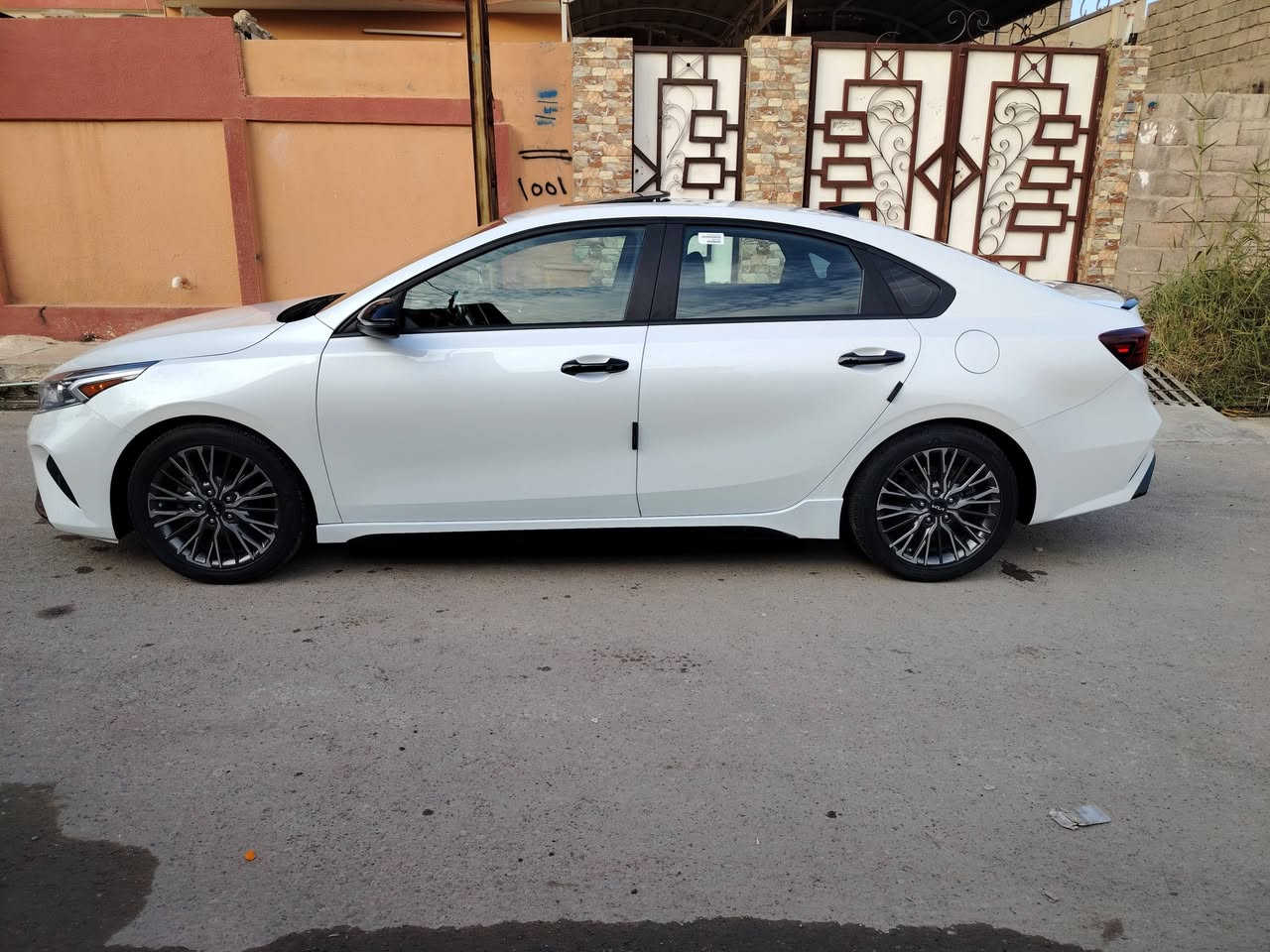 كيا فورتي 2023 gt line 
فول مواصفات 1/1
محرك 2000 دوش المرغوب
السيارة كلين بدون صبغ فقط الدعامية ومبدلة اصلي.
رقم الشاصي بلمنشور
مواصفاتها.
سلايت
تشغيل عن بعد 
ابواب وصندوق بصمة
كاميره خلفية دواره 
رادار توقف ذاتي مانع اصطدام
رادار جانبي
هندبريك بصمه. 
اوتو هولد
سماعات هارمن كاردن
كشنات تدفئة +تبريد
كشنات جلد وكهربائي
ثلاث وضعيات للقيادة (ايكو - سبورت_سمارت) 
اضواء ترحيب عند الاقتراب 
مثبت سرعة ذكي (التحذير عند مغادرة المسار) 
نقطة عمياء 
ممشي السيارة 30 الف ميل
ترقيم جديد اربيل
مكان السيارة /موصل
تفاصيل والسعر ع رقم الهاتف واتساب ***********
