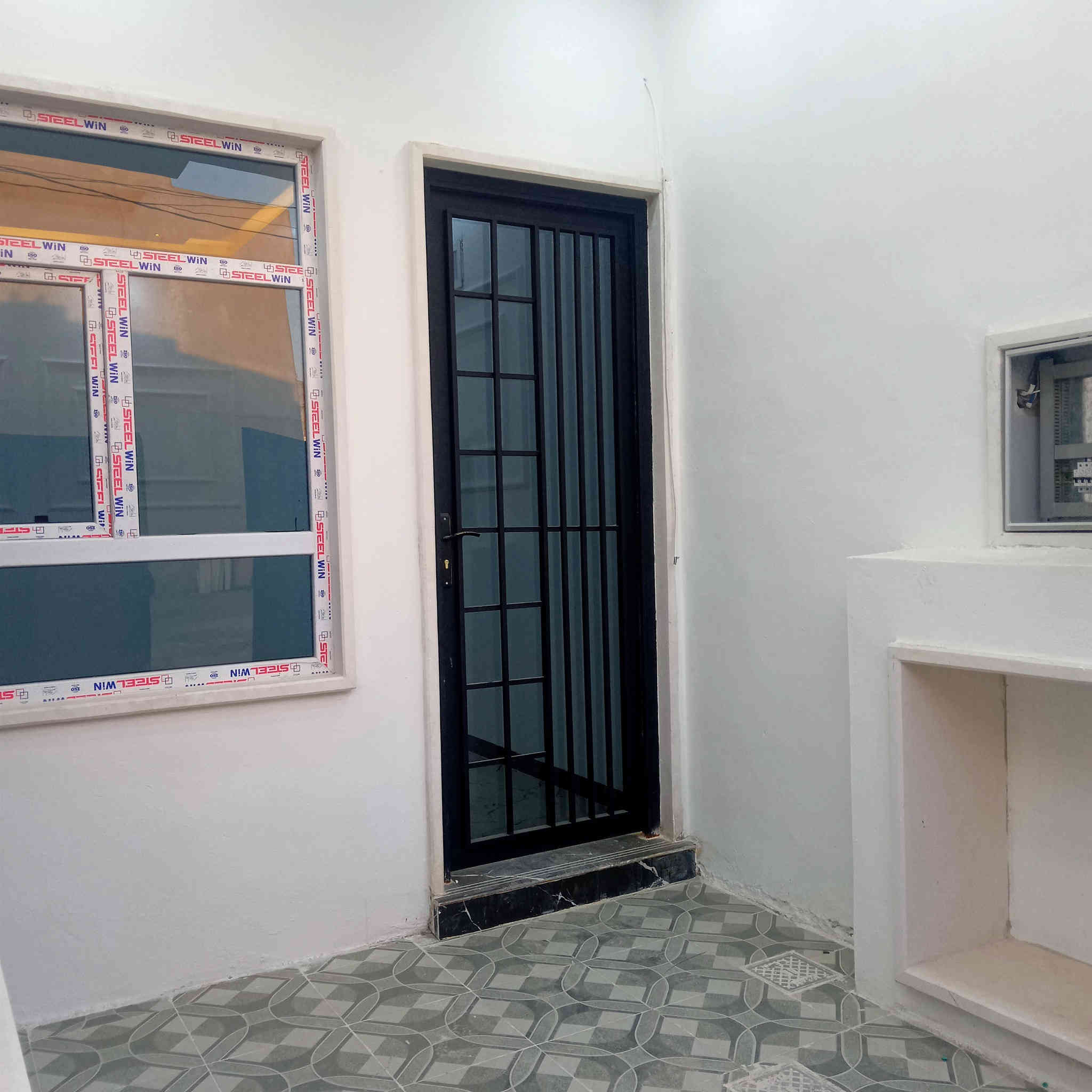 عروض مكتب انوار الخير
دار للبييع حي الملاين الولى.
مساحه ١١٠ متر طابقين زيرو
طابق الول استقبال ومطبخ 
وهول وغرفه نوم وصحيات
طابق ثاني غرفتين نوم 
وهول وصحيات  
خدمات كامله ماء كهرباء 
تبليط  
صنف الرض ملك بستان
سعر ٩٥ مليون
***********
***********
