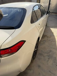 اخوان كورولا هايبرد موديل 25 الشكل الامريكي بها اصب عين طخه باب السائق...