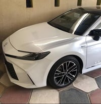 TOYOTA CAMRY — 2025 فئة LE — فل كامل (واحد ع واحد) الممشى: 8,000 كم وك...