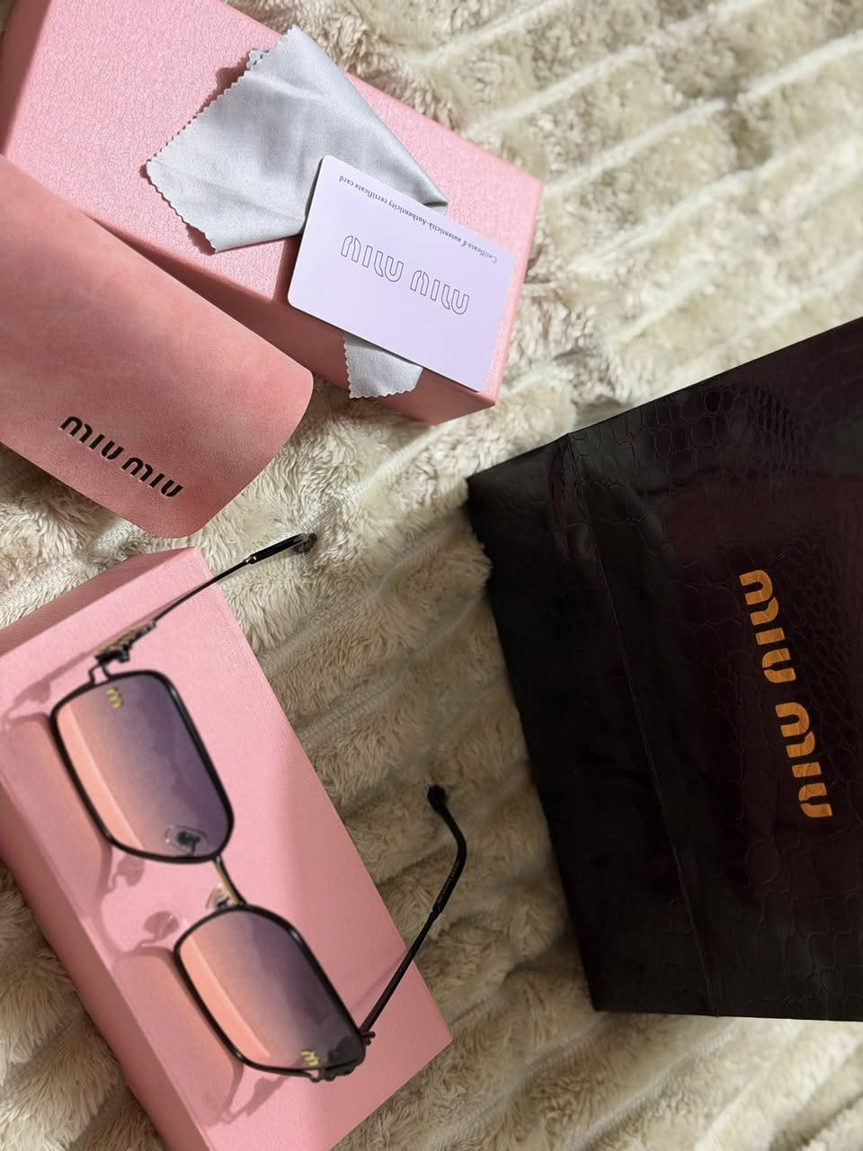 نضارات ماركه اميو اميو مختمه مع كامل لملحقات


**إذا كنت صاحب هذا الإعلان وتريد حذفه لأي سبب، رجاءا أرسل رسالة إلى الدعم الفني**