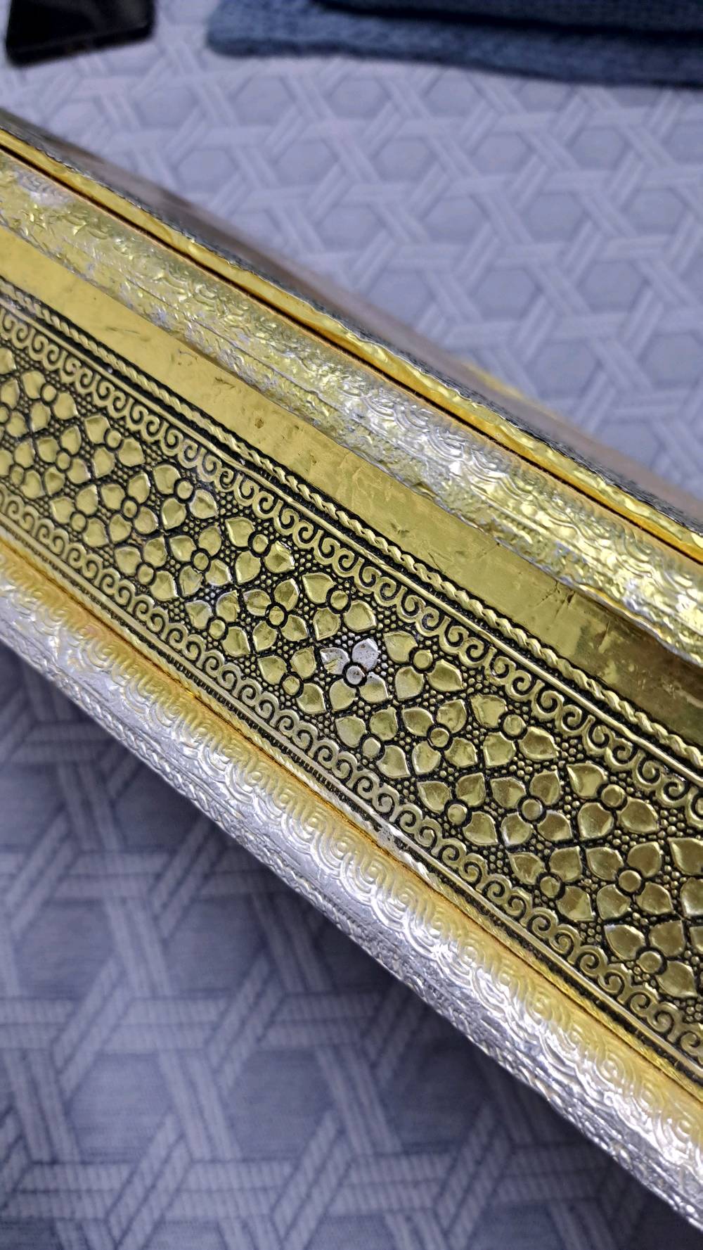 علبه خشب كبيرة مغلفه بالمعدن 
السعر ١٥ الف 
يوجد توصيل