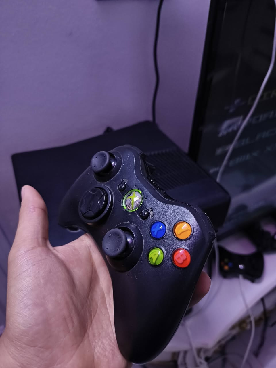 Xbox 360 Slim
الجهاز يشتغل ويفصل ابيعة فحم 
داخله هارد 250 گيگا
جويستك نظيف جداً مع ملحقاته كاملة
السعر 45 نهايتة مع التوصيل لجميع المحافظات


**إذا كنت صاحب هذا الإعلان وتريد حذفه لأي سبب، رجاءا أرسل رسالة إلى الدعم الفني**