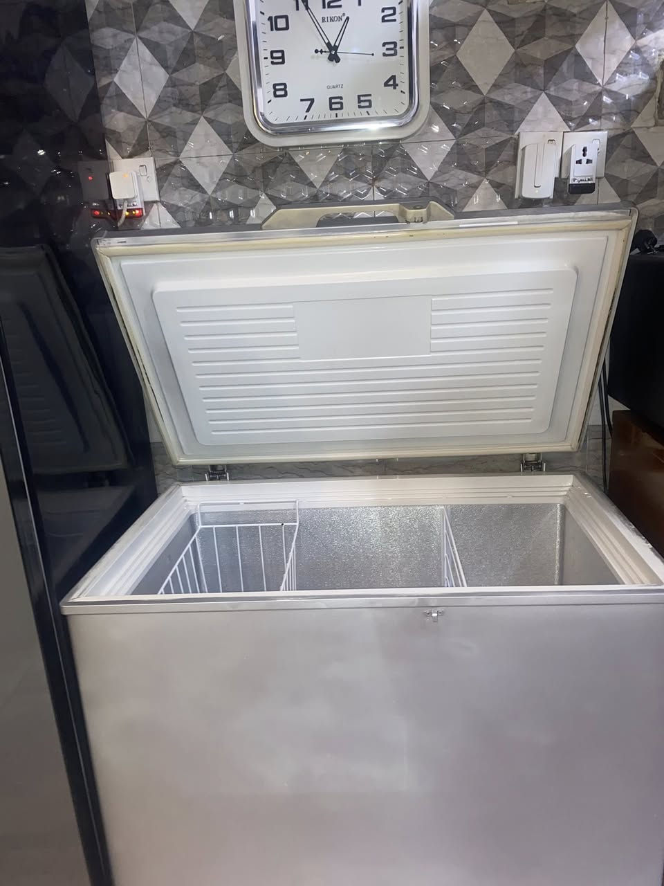 مجمدة للبيع نظيفه عطل فقط الماطور شركه دولفين لكن مصبوغه سلفر تواصل مع هذا رقم(***********) يحتوي على واتساب
