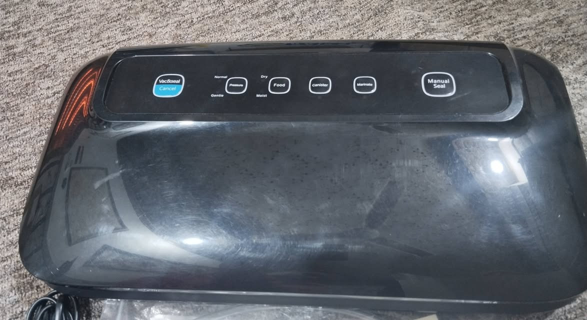 جهاز سحب الهواء وتغليف الأطعمة (Vacuum Sealer).
​يُستخدم لإطالة مدة صلاحية الأطعمة وحمايتها من التلف أو "حروق التجميد" عن طريق سحب الهواء من الكيس وإغلاقه حرارياً بإحكام
اصلي وحجم كبير السعر 20


**إذا كنت صاحب هذا الإعلان وتريد حذفه لأي سبب، رجاءا أرسل رسالة إلى الدعم الفني**