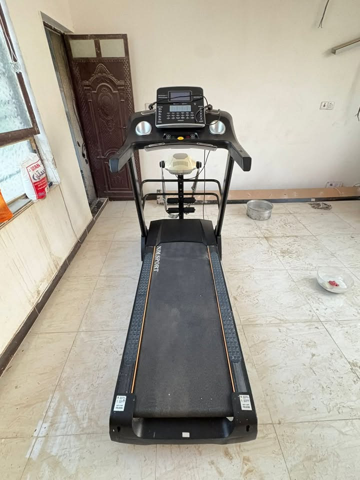 جهاز مشي كهربائي (Treadmill) للبيع
جهاز نظيف وحالته جيدة جدًا، استخدامه كان خفيف جدًا وبعدها انترك فترة بدون استعمال، لذلك يحتاج فقط تنظيف بسيط وتشغيل للتأكد من كل التفاصيل.

✅ سرعة تصل إلى 15 كم/س
✅ انحدار كهربائي (Incline)
✅ برامج تدريب متعددة
✅ سماعات ومدخل MP3
✅ شاشة تعرض الوقت، السرعة، المسافة، والسعرات الحرارية.

💰 السعر: 750
📌 السعر بي مجال بسيط

للمهتمين أو للاستفسار، راسلني خاص.***********
مكاني بغداد الزعفرانية
