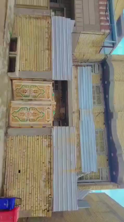 السلام عليكم بيت مساحه ٢٠٠ متر السده شارع ١٥ بيت غلام بيت بناء جديد طابقين  الجوه معزول عن الفوك الجوه طرمه جبيره استقبال ومطبخ وصاله جبيره وغرفتين نوم وترك عدد ثنين وخدمات والفوك مشتملين كل ١٠٠ متر وحده كل مشتمل بي غرفتين ومساحه درج وبيتونه ٥ ×٥وسطحين البيت نضيف نقصه كاشي وشتايكر وشغلات بسيطه الاتصال على هذا الرقم   ***********
