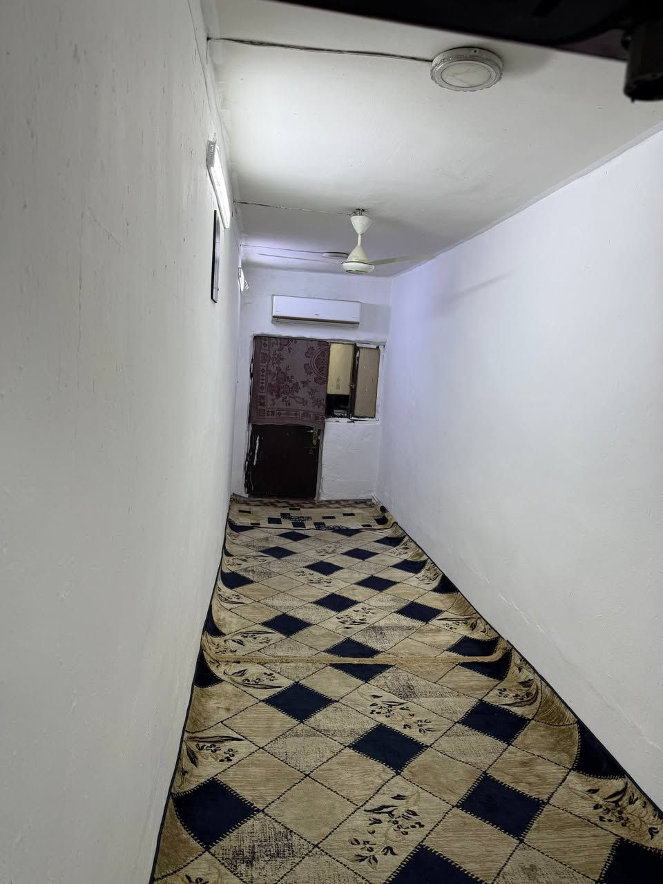 السلام عليكم بيت للبيع الاورفلي مساحة 81 خلفية العرض مترتين نوب عرض 7امتار
يحتوي البيت على حوش طولة 6 امتار وعرضة مترتين

واستقبال وغرفة نوم ومطبخ وصحيات وغرفة نوم فوك وملحقات السعر 95 وبي مجال 

***********
