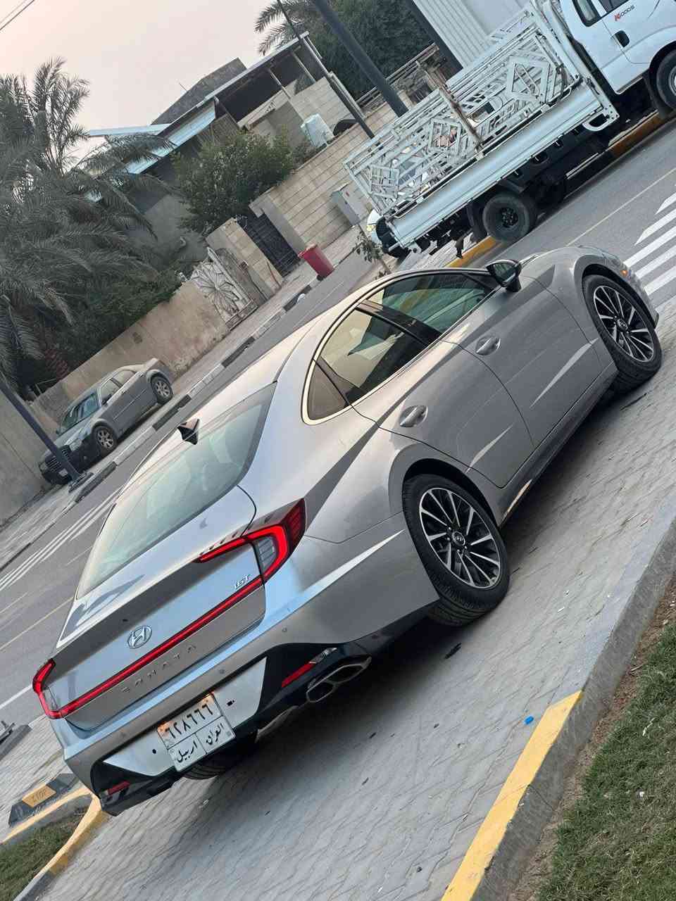 بسمه تعالى 
سوناتا للبيع موديل 2020 رقم اربيل بسم الشركه ماشيه 44 الف ميل السياره لا صبغ ولا تبديل ليبل واحد إرباك كلها سليمه بجم كبس شركه لون سلفر سموك السياره كير مكينه حداديه  باتري جديد 
محرك 1600 توربو 
مواصفات السياره 
1بصمه تشغيل عن بعد 
2 بيبان لمس 
3 لد امامي خلفي 
4 ويل 18
5 رادارات امامي وجانبي 
6 قياده ذاتيه 
7 خطوط مسارات 
8 حساسات خلفيه 
9 شاشه عدادات دجتل 
10تحكم ستيرن شفتات ستيرن 
11 كروز سرعه
12 شاشه لمس كاميرا خفيه دواره 
13اندرويد اوتو ابل كار بلي 
14 هاند بريك بصمه اوتو هولد 
15 تبريد قطعتين أمامي خلفي 
16 كشنات جلد كشنات تدفه 
17 شحن واير ليس 
18 كير دكم 
19 4 مودات قياده 
20 كشن كهربائي 
21 كشنات الخلفية تنطبك 
22 لايت زنون 4 عدسات 
23تبريد ليزري شاشه 
وبعد مواصفات بيها السياره 
حادث السيارة بدنه مال الصندوق فقط
السعر 173 وبيها مجال 
رقم الهاتف ***********
