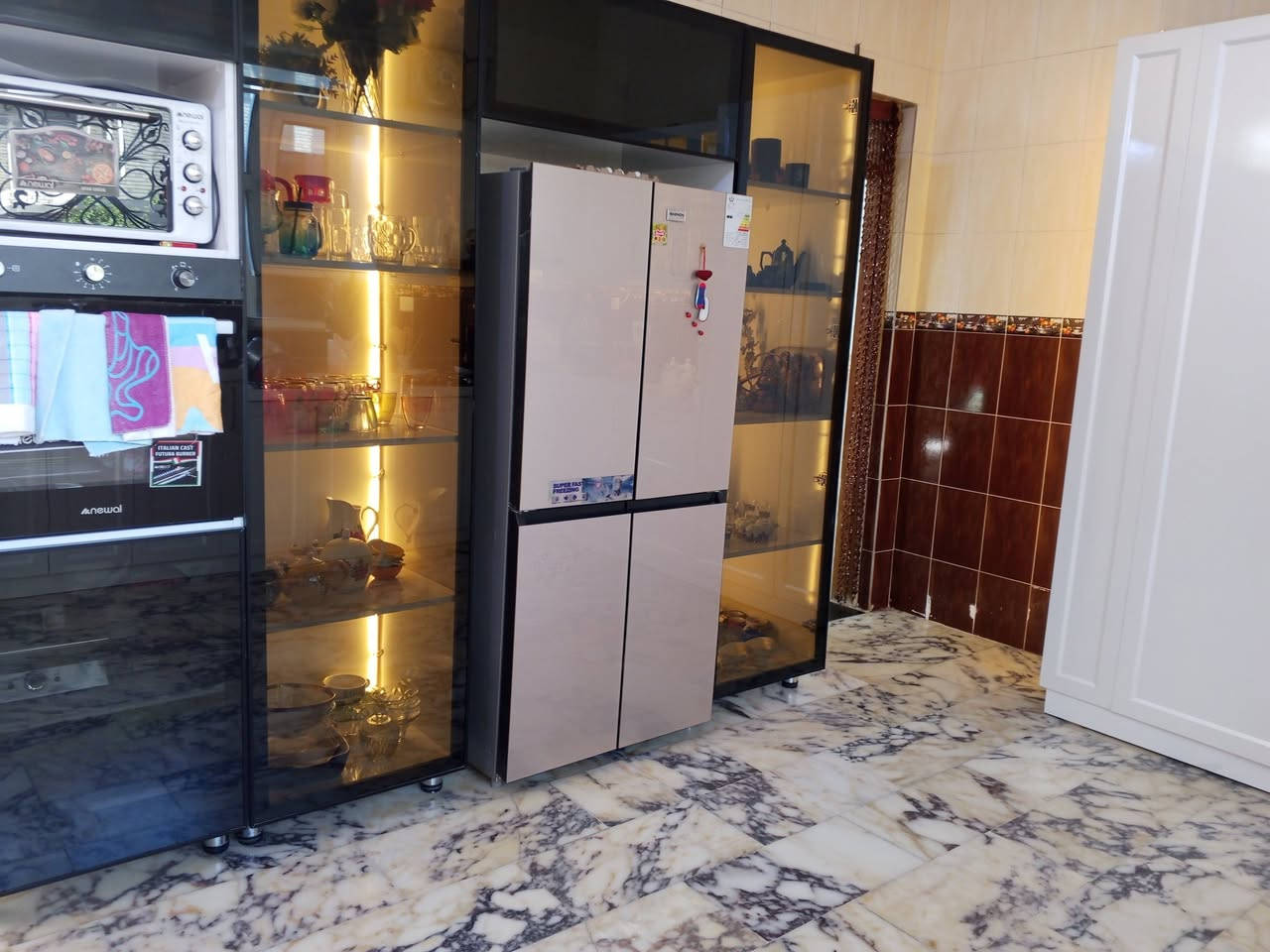 للبيع في بغداد كوريش مساحه 200 متر  بيت كلش حلو وجديد الموقع بغداد كوريش قرب علوى الرشيد على خط سريع جوه قوس بغداد قرب على الدوره وابوجير طابو صرف استفسار ***********
