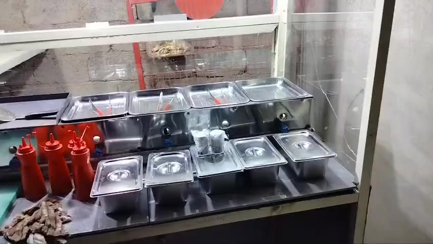 سلام عليكم عندي عربانه للبيع مع أغراضه سعره 300 للتواصل عل رقم ***********
