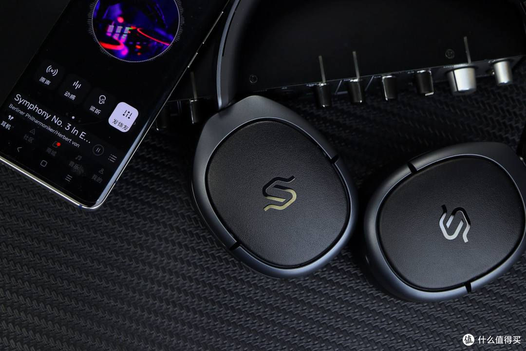 🔥 Edifier STAX SPIRIT S5 – سماعات رأس فخمة بتقنية Planar Magnetic 🎧

✨ نظرة احترافية على المواصفات الأساسية

🔊 التصميم: سماعات رأس Over-Ear عالية الجودة بتقنية Planar Magnetic لمحاكاة صوت أقرب إلى المستويات الاحترافية مع تشويه منخفض جدًا ودقة عالية. ✔️ 

🎶 استجابة تردد واسعة: 10 Hz – 40 kHz
يغطي نطاقًا يمتد أسفل ودقات الصوت وحتى الترددات العالية جدًا لتجربة صوتية غنية ومفصلة. ✔️ 

📈 مستوى ضغط الصوت: حوالي 94 ± 3 dB SPL
يعطي حجم صوت واضح مناسب للاستماع الطويل مع توازن جيد بين القوة والديناميكية. ✔️ 

🔋 عمر بطارية مذهل: حتى 80 ساعة تشغيل متواصل
بطارية قوية تمنحك استخدامًا طويلًا للموسيقى أو المكالمات بدون توقف. ✔️ 

📶 اتصال لاسلكي قوي: Bluetooth 5.4
اتصال سريع ومستقر مع دعم Multipoint لتبديل سلس بين جهازين. ✔️ 

🎧 دعم صوت عالي الدقة:
يدعم مجموعة واسعة من الأكواد الصوتية مثل:
• Snapdragon Sound™
• aptX™ Lossless
• aptX™ Adaptive / HD
• LDAC / LHDC
• AAC / SBC
للحصول على جودة صوت عالية ومفصلة عبر أجهزة مختلفة. ✔️ 

🗣️ مكالمات ووظائف ذكية:
• تقليل ضوضاء المكالمات عبر dual-mic و Qualcomm aptX™ Voice
• تخصيص EQ عبر تطبيق Edifier ConneX
• تبديل بين أوضاع صوت متعددة حسب ذوقك. ✔️ 

🎨 تصميم فاخر وراحة عالية:
• وسائد أذن من جلد الحمل الحقيقي
• وسائد تبريد إضافية للرحلات الطويلة
• وزن خفيف (≈ 347 g) للراحة طوال اليوم. ✔️ 

🌟 خلاصة احترافية
Edifier STAX SPIRIT S5 ليست سماعة لاسلكية عادية — بل تجربة صوتية أوديوفيل (Audiophile) بتقنية planar magnetic مع نطاق تردد واسع، دعم أكواد جودة عالية، وعمر بطارية هائل يصل إلى 80 ساعة. مناسبة لمن يبحث عن صوت تفصيلي، نظيف، ومريح للاستماع الطويل أو الاستخدام الاحترافي.🎧🔥


**إذا كنت صاحب هذا الإعلان وتريد حذفه لأي سبب، رجاءا أرسل رسالة إلى الدعم الفني**