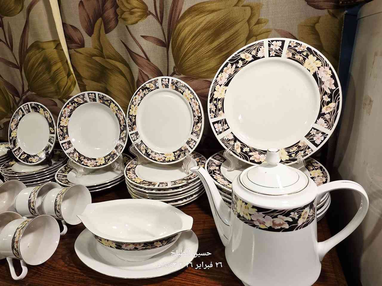 سيت طعام صيني قديم استيراد الاسواق المركزيه ٥٩ قطعه
٨ ماعون شطح حجم ٢٦ سم 
٨ ماعون شطح حجم ٢٠ سم
٤ ماعون عميق حجم ٢٠ سم 
٧ ماعون شطح حجم ١٧ سم
٨ ماعون عميق حجم صغير 
٨ ماعون كوب 
٨ كوب 
١ سلطانيه حجم كبير 
١ سوب دان مزدوج 
قوري شكردان بدون قبق 
حليب دان


**إذا كنت صاحب هذا الإعلان وتريد حذفه لأي سبب، رجاءا أرسل رسالة إلى الدعم الفني**