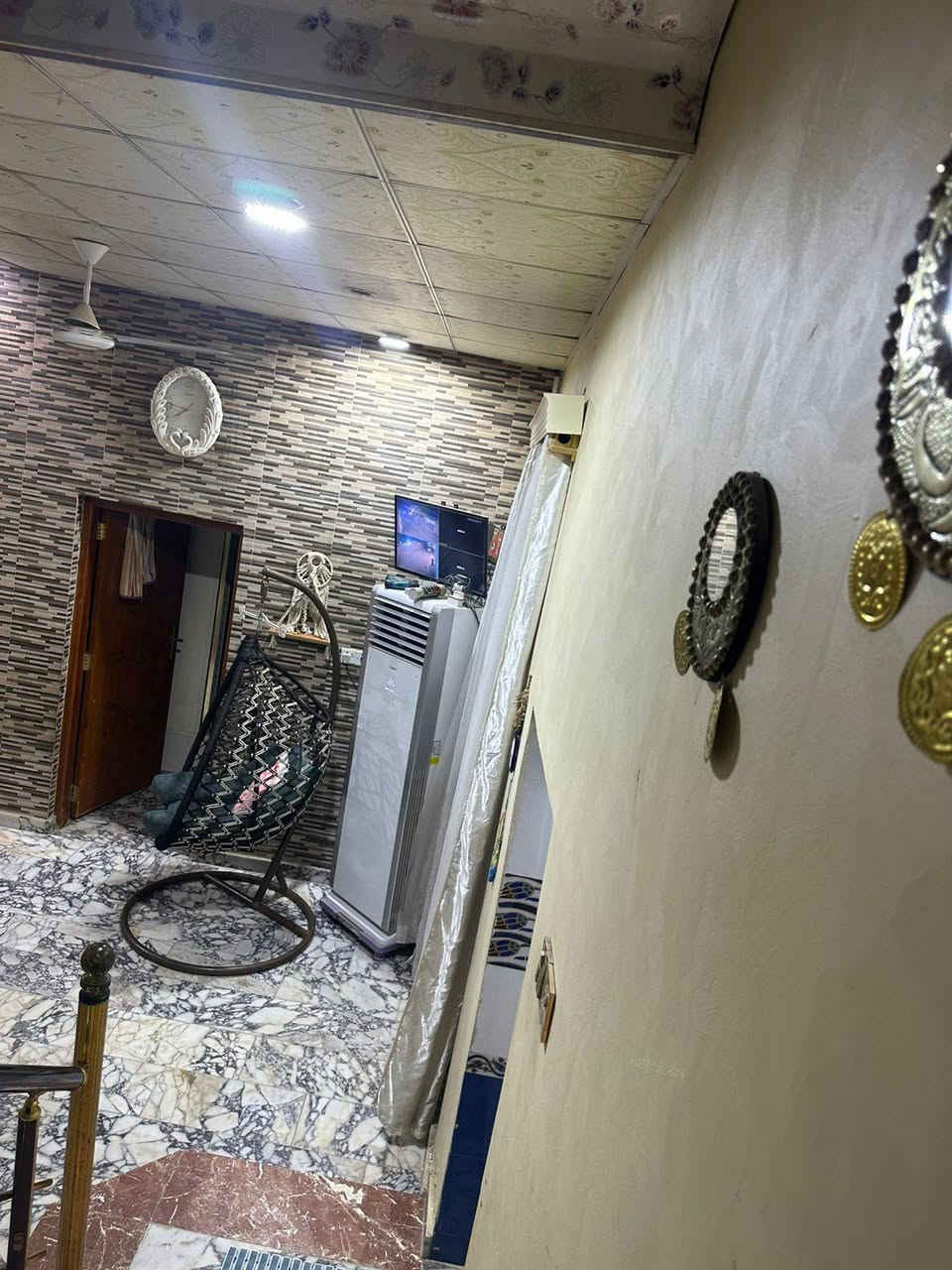 بيت للبيع في الناصريه /مدينة الصدر 400 دار
المساحه 125متر مربع طابو 
يتكون من طابقين 
الطابق الاول /غرفه نوم وصاله واستقبال وصحيات 
الطابق الثاني /غرفتين نوم وصاله وصحيات 
بناء درجه اولى كونكريت مسلح 
مرمر 
جاهز للسكن 
للاستفسار الاتصال على الرقم ***********
