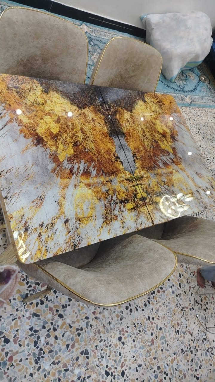 ميز طعام مع كراسي 4 للبيع جديد يتكبر ويزغر السعر 130 قفل المكان الدوره ابو دشير الرقم ***********

