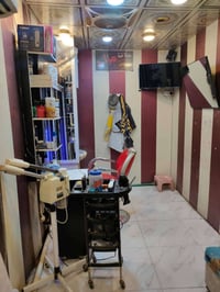 كرسي حلاقة وميز وجهاز بخار ومغسلة وكيزر ومعلقة شسوار للبيع الاتصال 078...