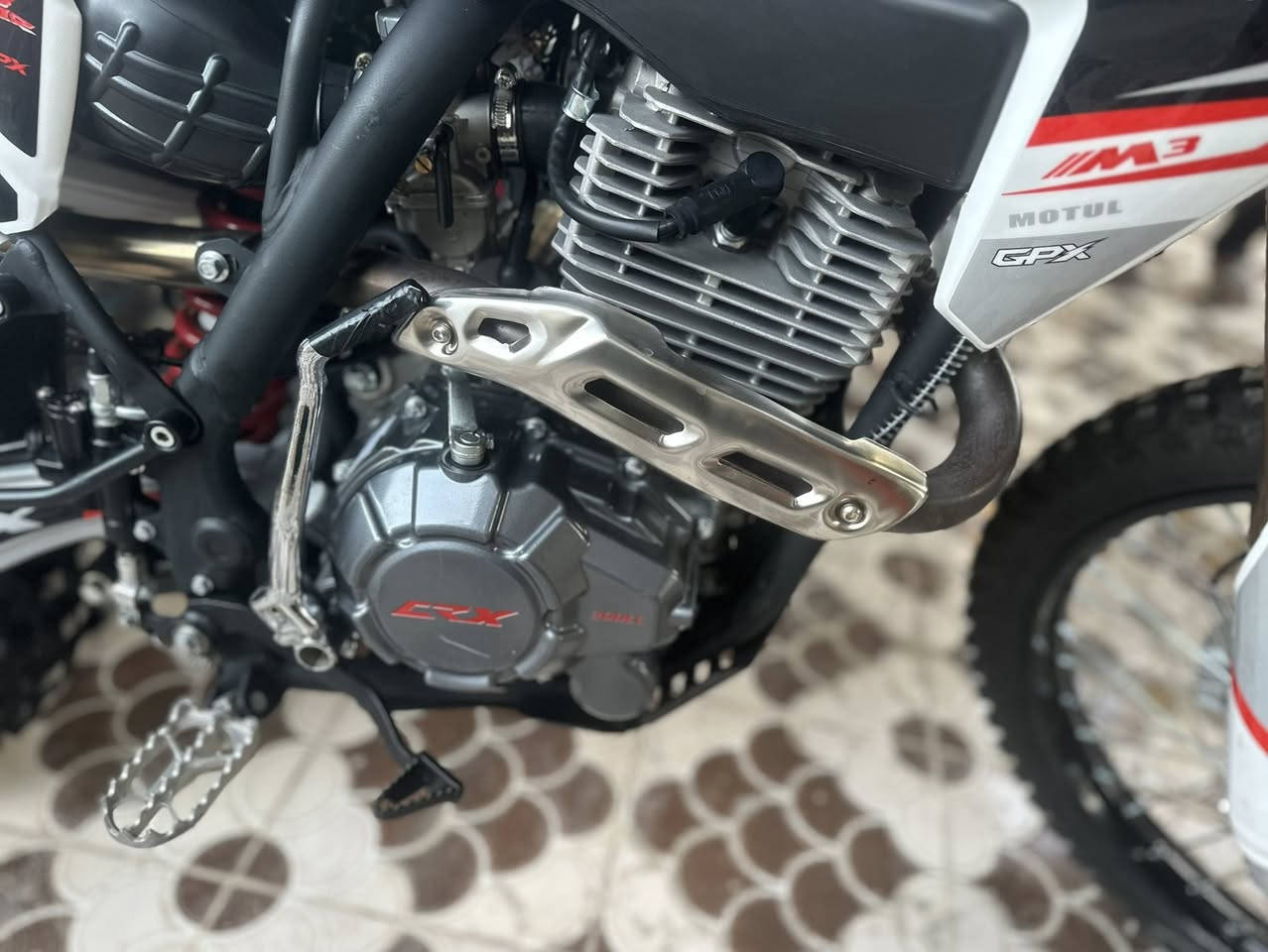 سلام عليكم قفاز CRX ٣٠٠  موديل 25 شهر  صارله  ما مسحوك يعني استخدام قليل المكان ديالي. الي شراي يتفضل ع رقم وتساب موجود ***********
