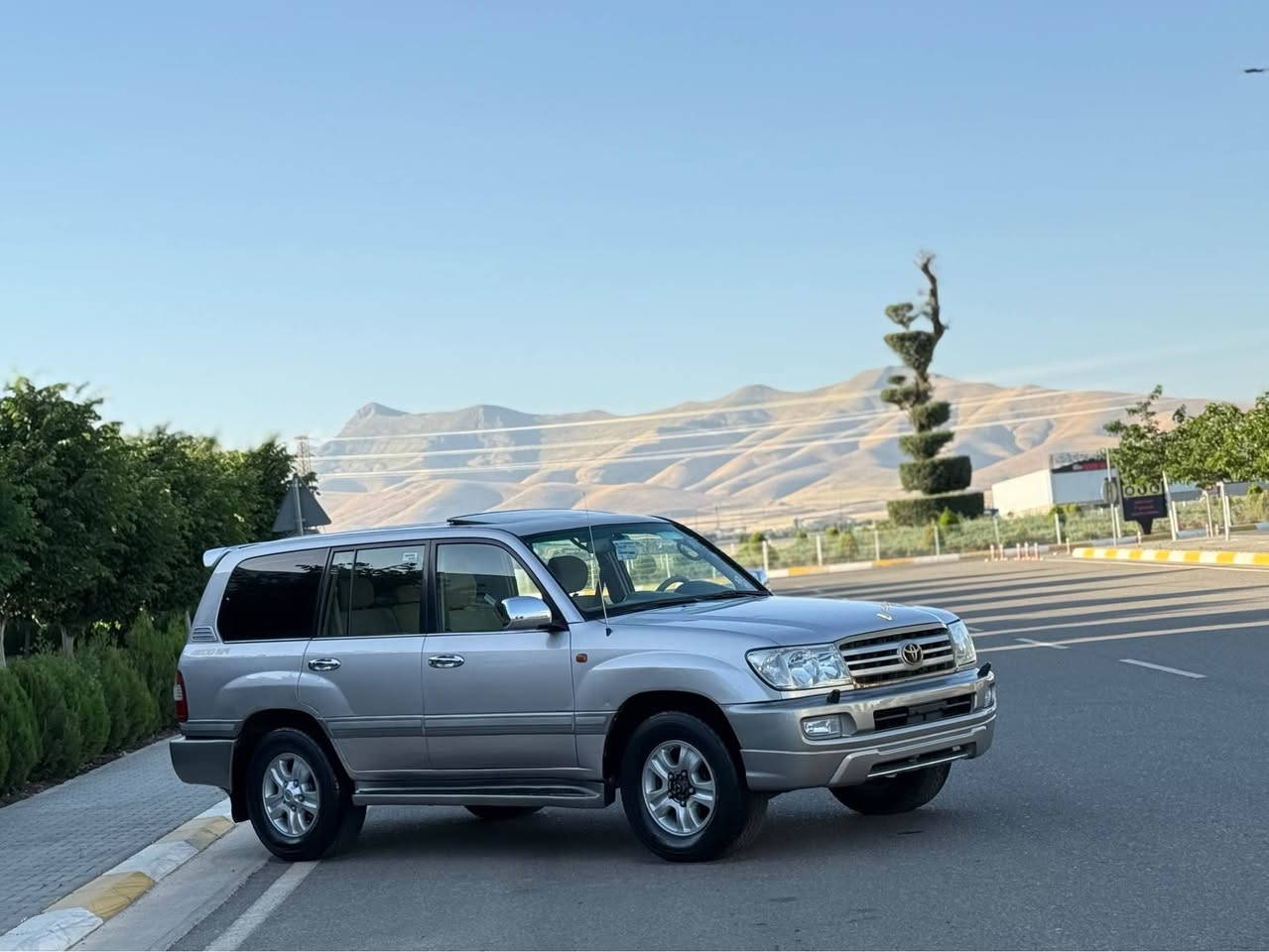 Land cruiser 2005 
مۆنیکا ٢٠٠٥ 
‏G.X.R
فوول مواسەفات 
تەحویلی ئەصڵ 
گێڕ ئۆتۆماتیک و ناو زەرد
سەلاجە و سڵاید 
فۆڕمیگا و قوفلی ئەکسل 
سێ ڕیز کوشن و تەبرید مەرکەزی
تەنها یەک چەمەلەغی پێشەوە بۆیاخە بێ ناوگرتن 
گێڕ و مەکینە و ئەکسلی بەشەرت
سەنەوی تا ٢٠٢٨ تازەیە و بەناوی خۆمەوەیە 
دەعمی بۆ دەعمی بەشەرت و چرکەی تیا نیە
168 گەڵا و کەمێک معامەلە 
*********** السليمانية, العراق
