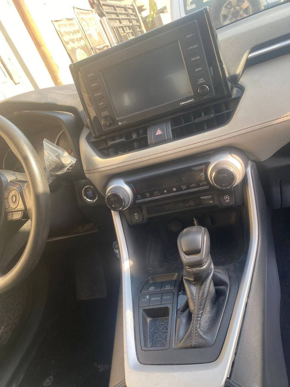 راف فور للبيع موديل 2022 فئة XLE وارد امريكي 
محرك 2500 بانزين رقم بغداد ماشيه 60000 كم ضربه ثلاثة قطع جاملق أمامي وخلفي والباب الوره السايق السعر 190 رغم الهاتف ***********
