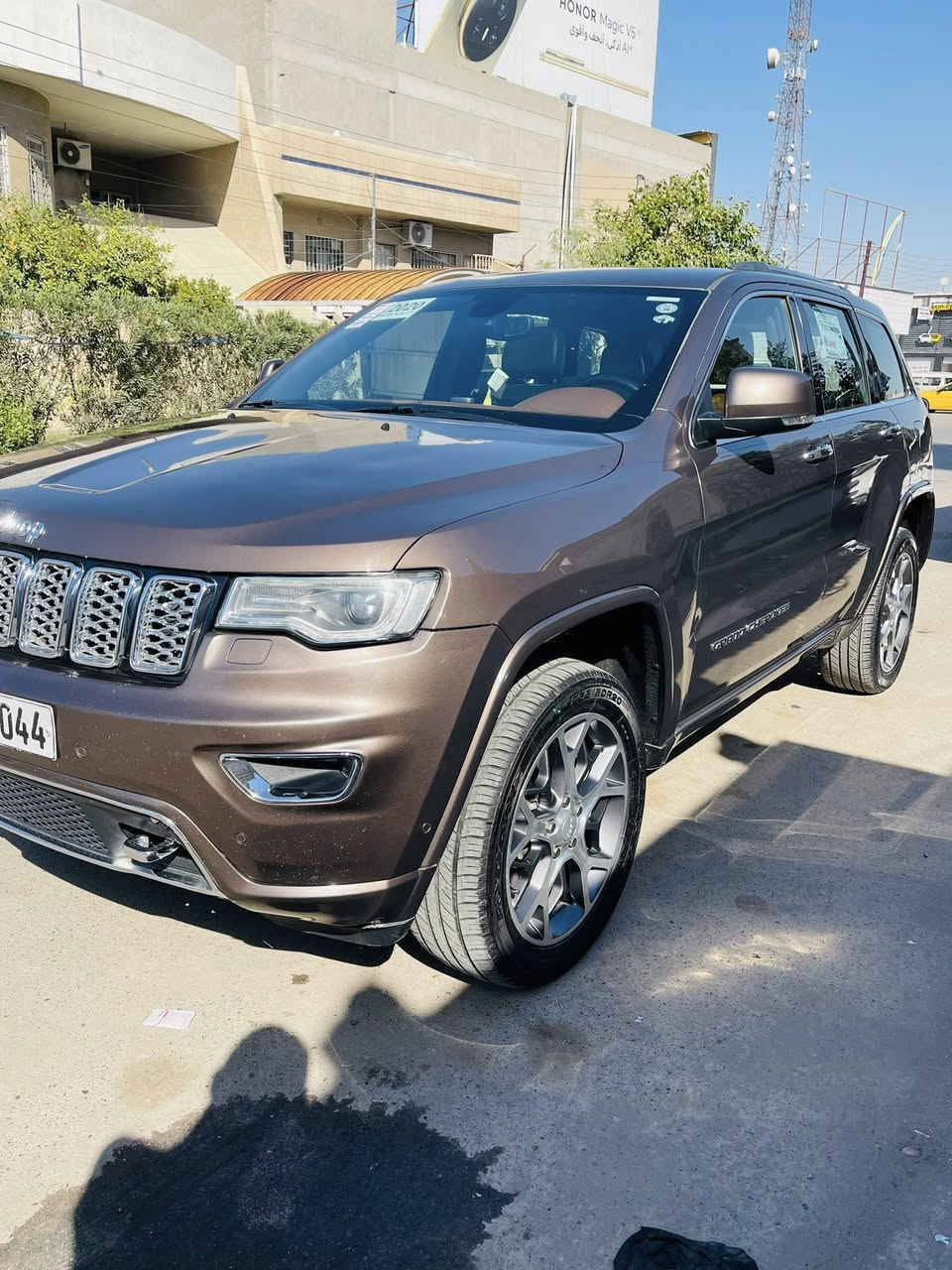 السلام عليكم

2020 Jeep Grand Cherokee Overland
فول 1/1 
لون قهوائي مميز
خليجي
موديل 2020
المحرك : V6. 3.6L .
السياره بدون صبغ فقط بارد ورصعات بسيطة بارد اسفل قبق البانزين على كد اربع اصابع وتكحيل بلبنيد ورصعه بسيطه بقبق الجنطة المواصفات :
* اوفرلاند فول 
*  دفع رباعي 4x4. 
* جكات صعود ونزول
*   تحذير النقطة عمياء ٥ .
*   ويل قياس 20 انج . مع تخم تاير جديد
*   سقف بانوراما .
*   شاشه كبيرة.
* شاشات خلفيه
*   نظام الخرائط (GPS) .
*   ستيرن كهربائي .
*   المصابيح الأمامية زنون .
*   كشافات الضباب زنون .
* بصمة ابواب. 
*   تشغيل عن بعد .
*   صندوق كهربائي ..
* دمام خلفي
*   حفظ وضعيات الجلوس (ميموري) .
*   المقاعد الأمامية كهربائية .
*   المقاعد الأمامية تبريد وتدفئة .
*   المقاعد الخلفية تدفئة ..
*   حساسات أمامية .
*   حساسات خلفية .
* رادار خلفي .
* رادار جانبي. 
* اشاير بلمري
* كامرة خلفية دوارة. 
* تدفئة ستيرن. 
* بخاخ ماء على المصابيح الامامية. 
* هوكات امامية
* دبل كزوز
* داخل جوزي قرميدي. 
*رقم اربيل بأسمي فحص وهزه جديد
* ماشية 79mi. 
* مكان السيارة بغداد الرصافة حي القاهرة 
* السعر 288$                                                ***********
